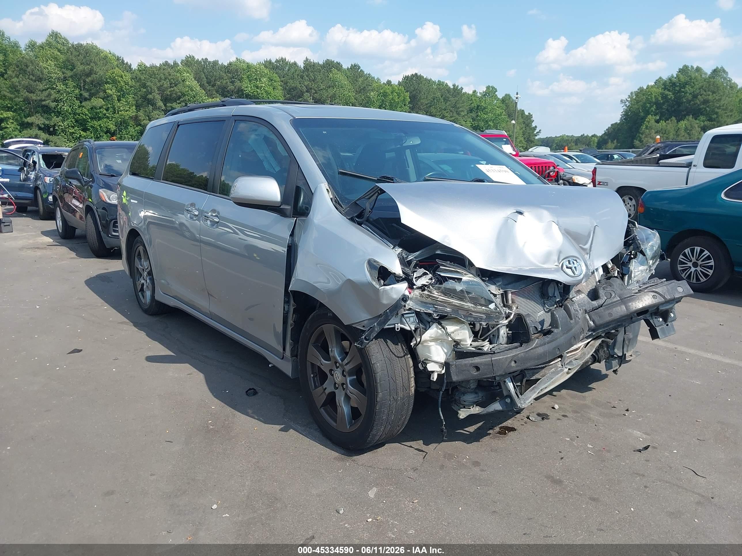 2017 Toyota Sienna SE Premium, VIN 5TDXZ3DC4HS768227 — Front end