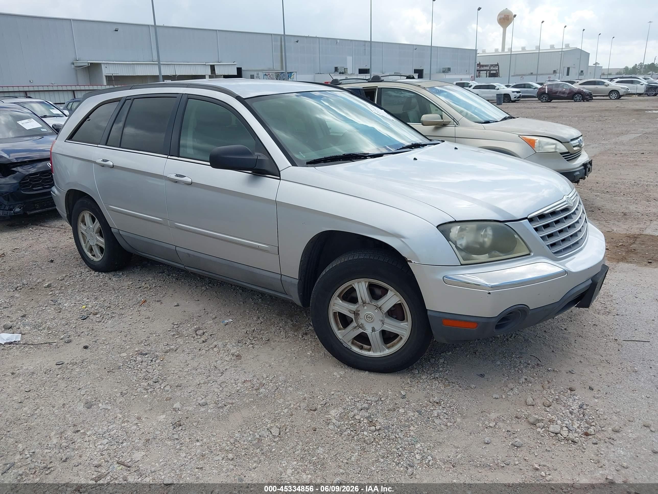 2005 Chrysler Pacifica Touring, VIN 2C4GM68485R665500 — Перед