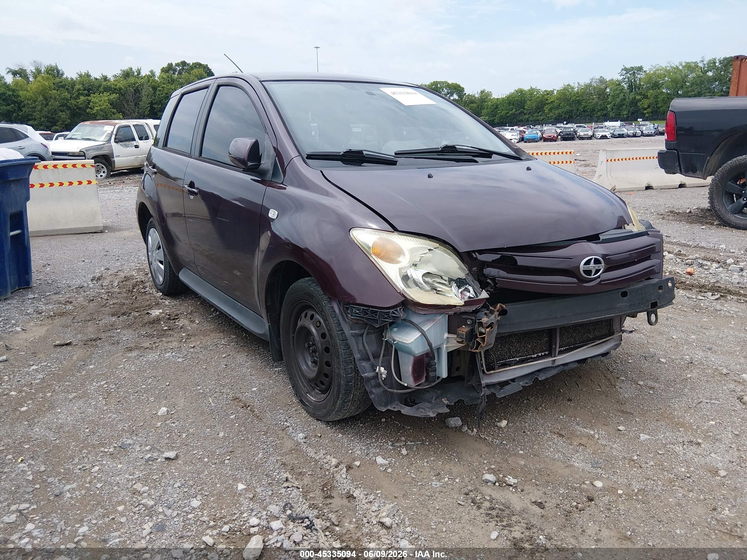 2005 Scion xA, VIN JTKKT624350113024 — Перед