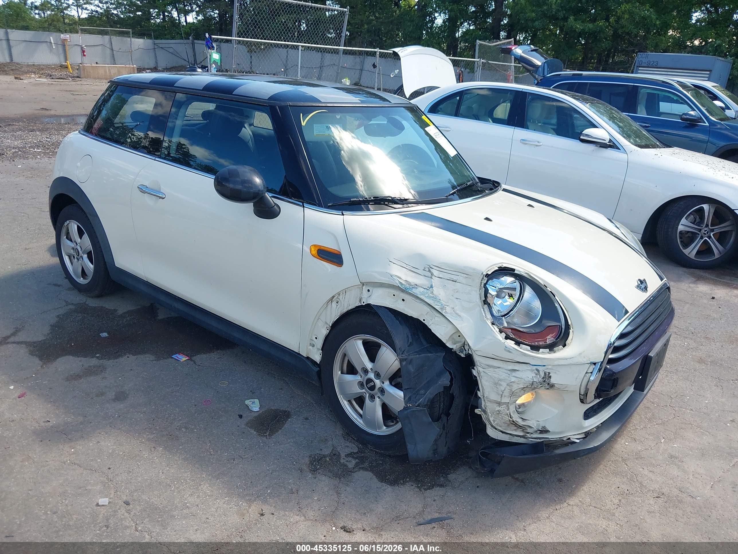 2016 MINI Hardtop, VIN WMWXP5C52G3B15609 — Бок