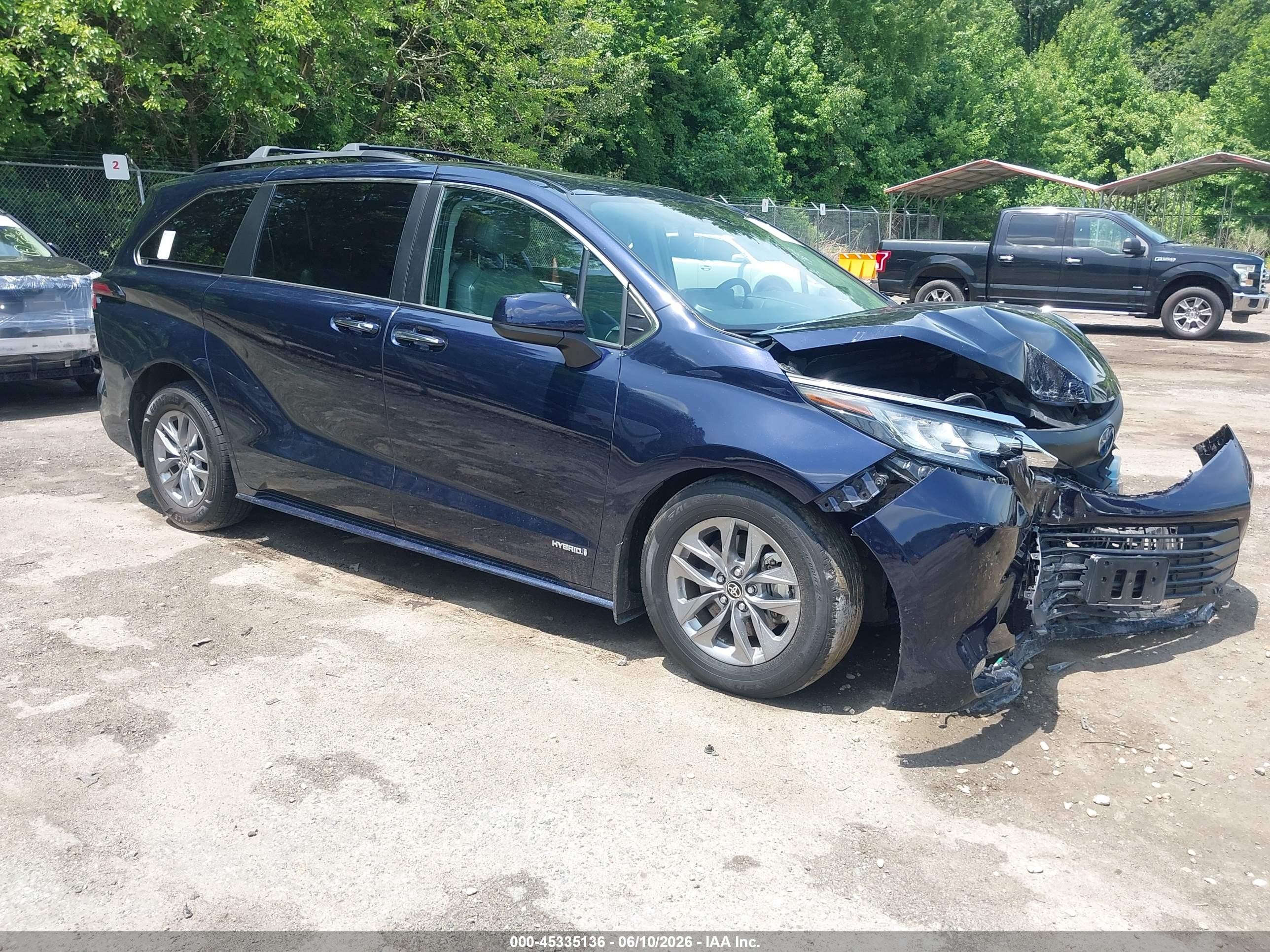 2021 Toyota Sienna XLE, VIN 5TDJRKEC3MS058146 — Перед