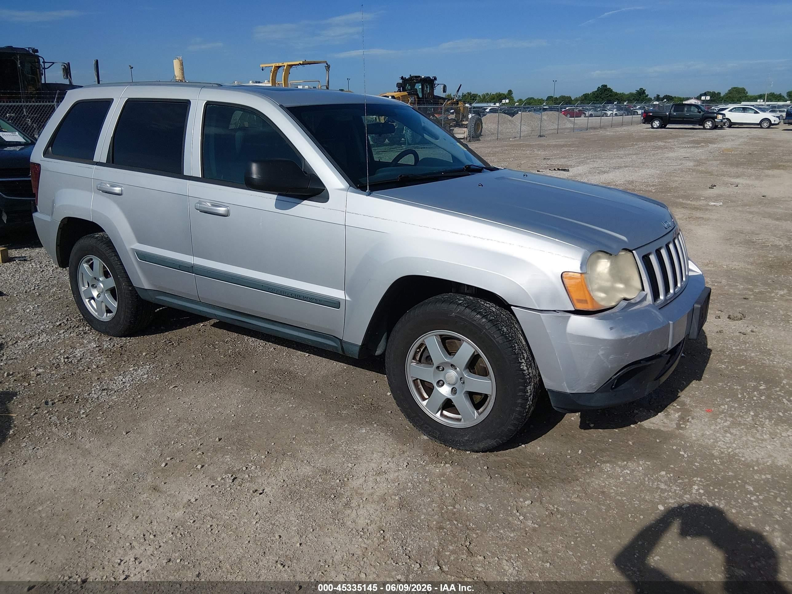 2008 Jeep Grand Cherokee Laredo, VIN 1J8GR48K28C247024 — Front end