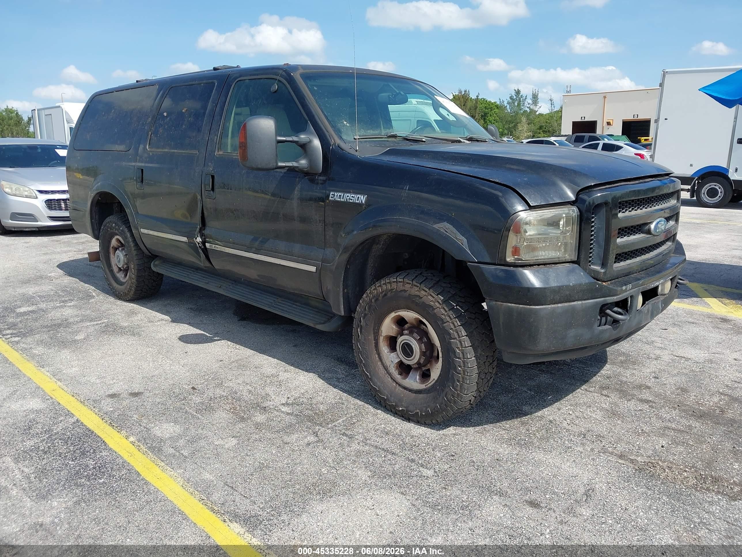 2005 Ford Excursion Limited, VIN 1FMSU43P65EB63285 — Normal wear