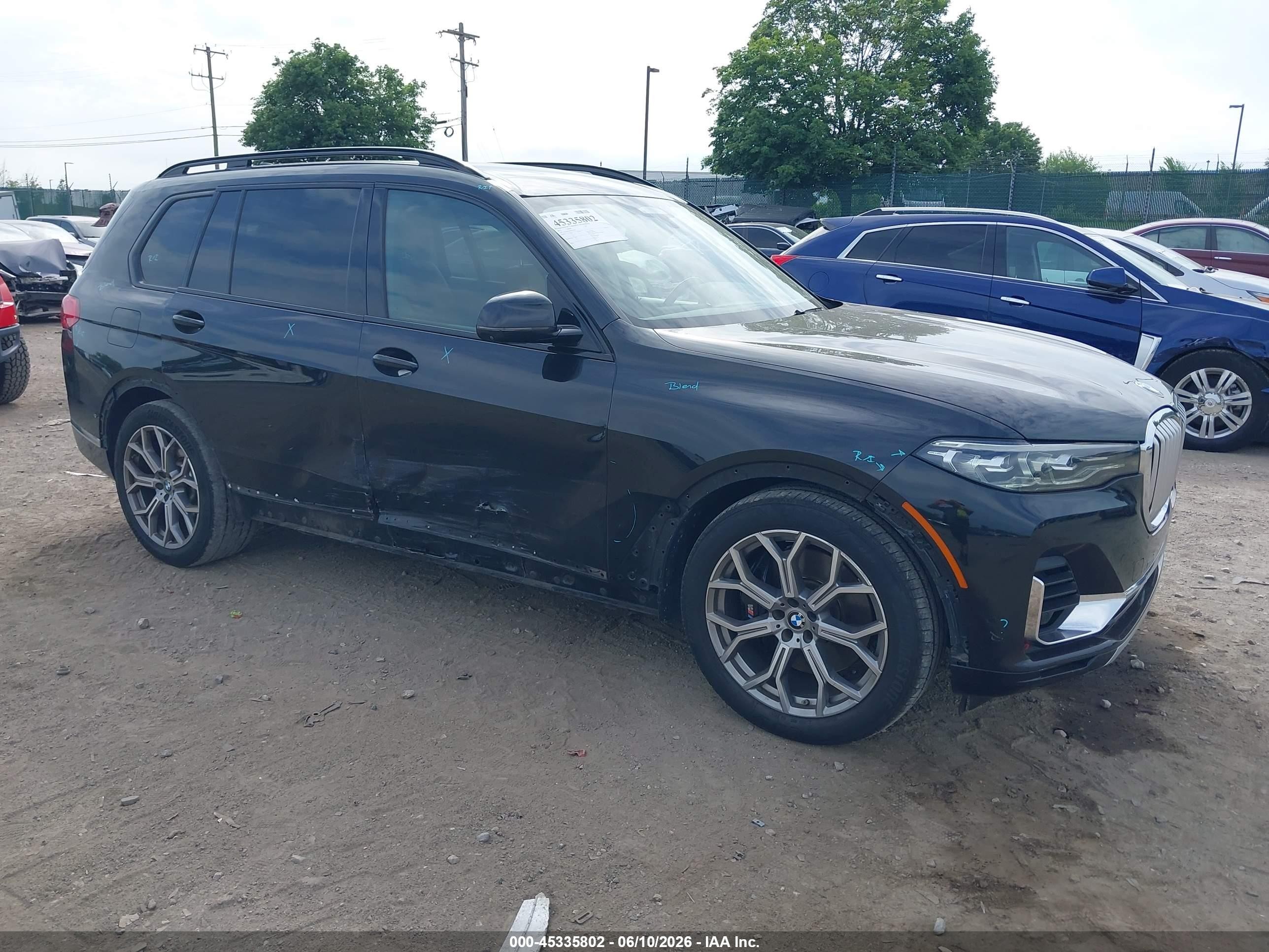 2022 BMW X7 xDrive40i, VIN 5UXCW2C00N9L52046 — Бок