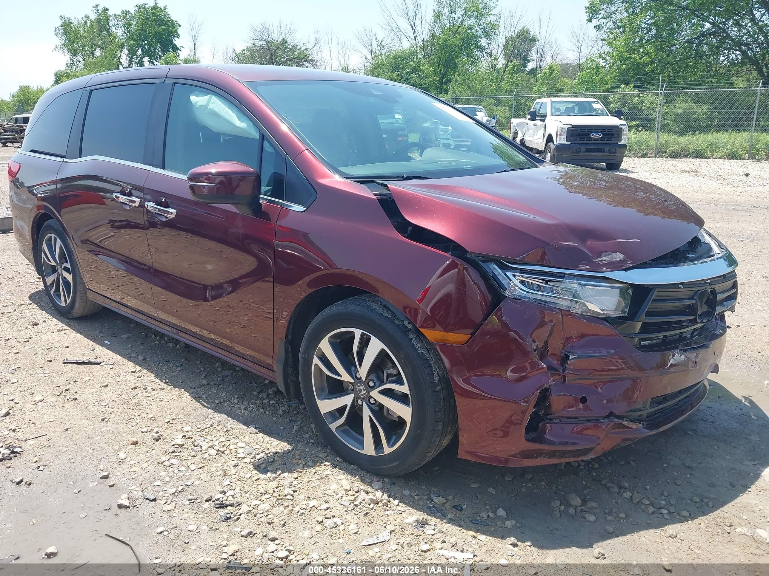 2021 Honda Odyssey Touring, VIN 5FNRL6H86MB003357 — Front end