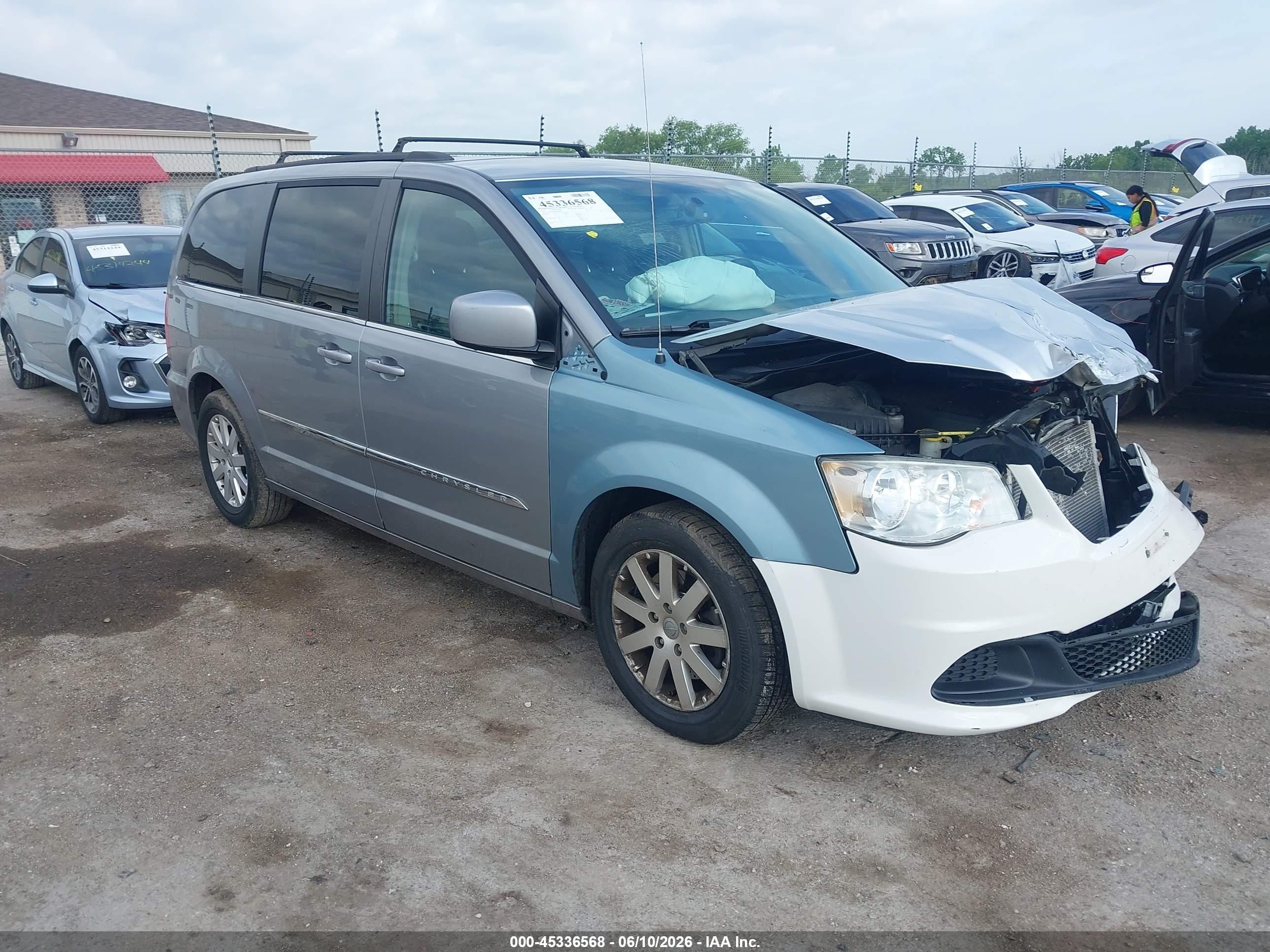 2015 Chrysler Town & Country Touring, VIN 2C4RC1BG4FR582424 — Фото с аукциона 1 of 5