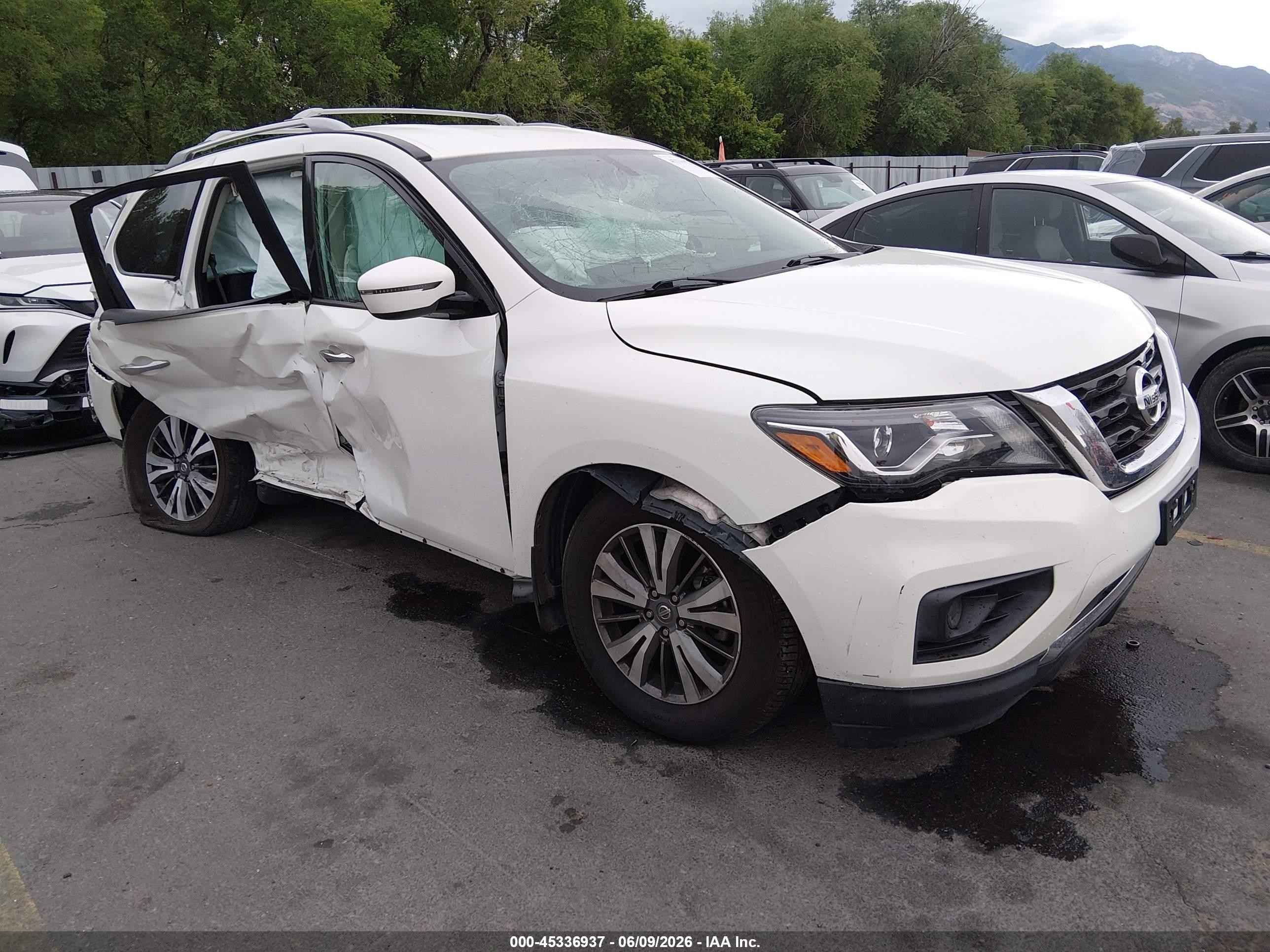 2020 Nissan Pathfinder S, VIN 5N1DR2ANXLC614937 — Side