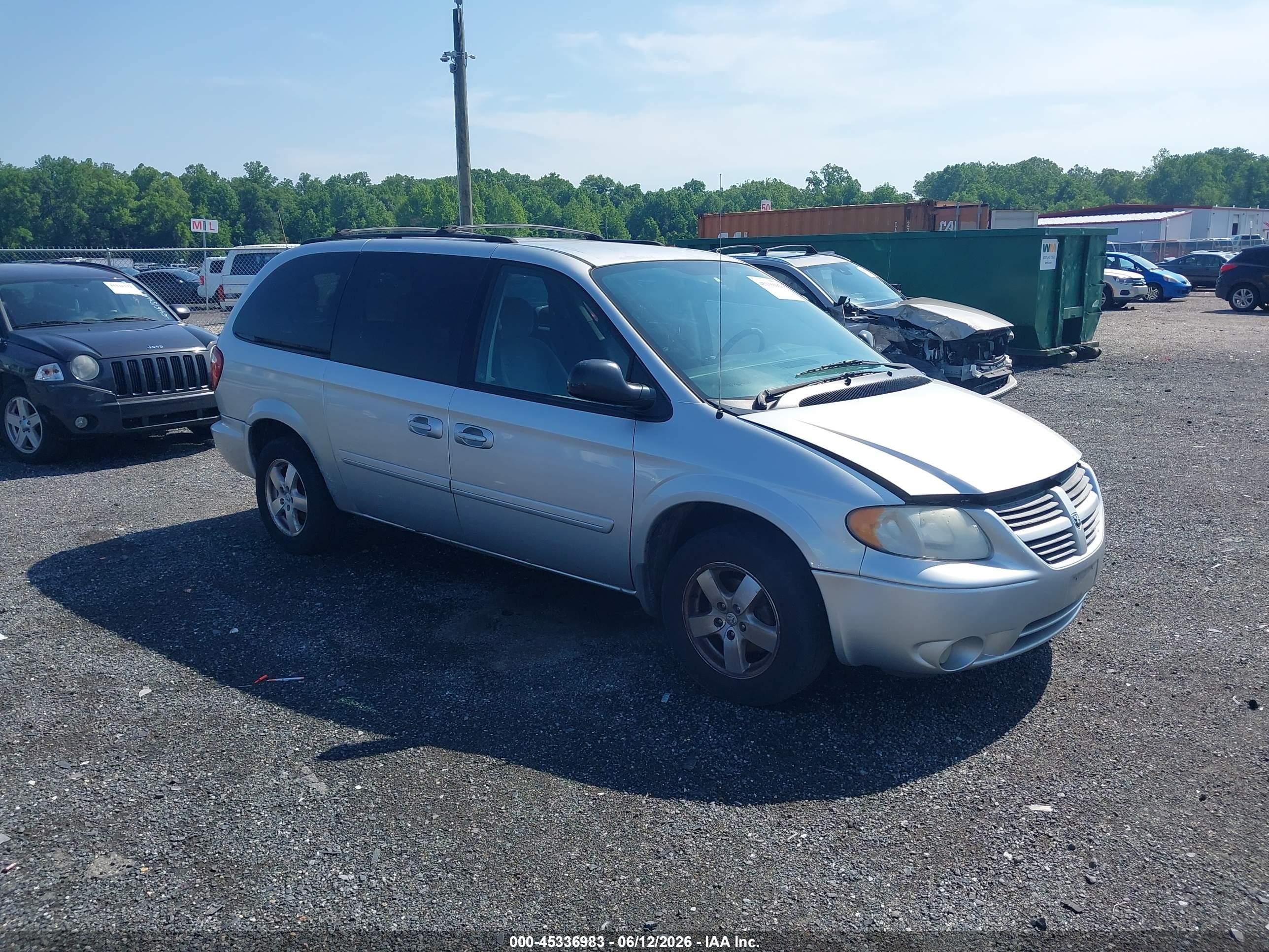 2007 Dodge Grand Caravan SXT, VIN 2D8GP44L07R180751 — Перед