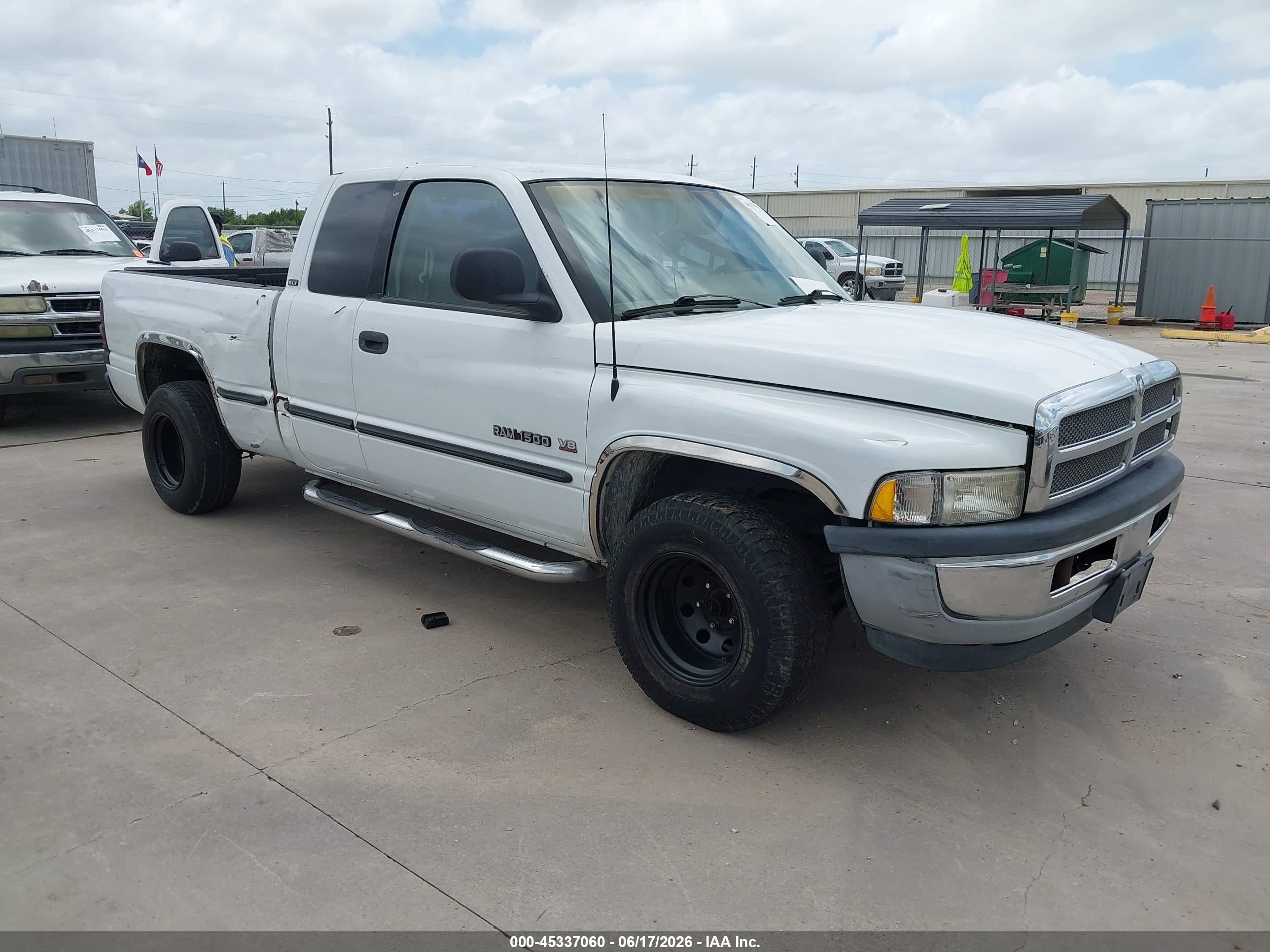 1998 Dodge 1500, VIN 1B7HC13Y4WJ261393 — Side