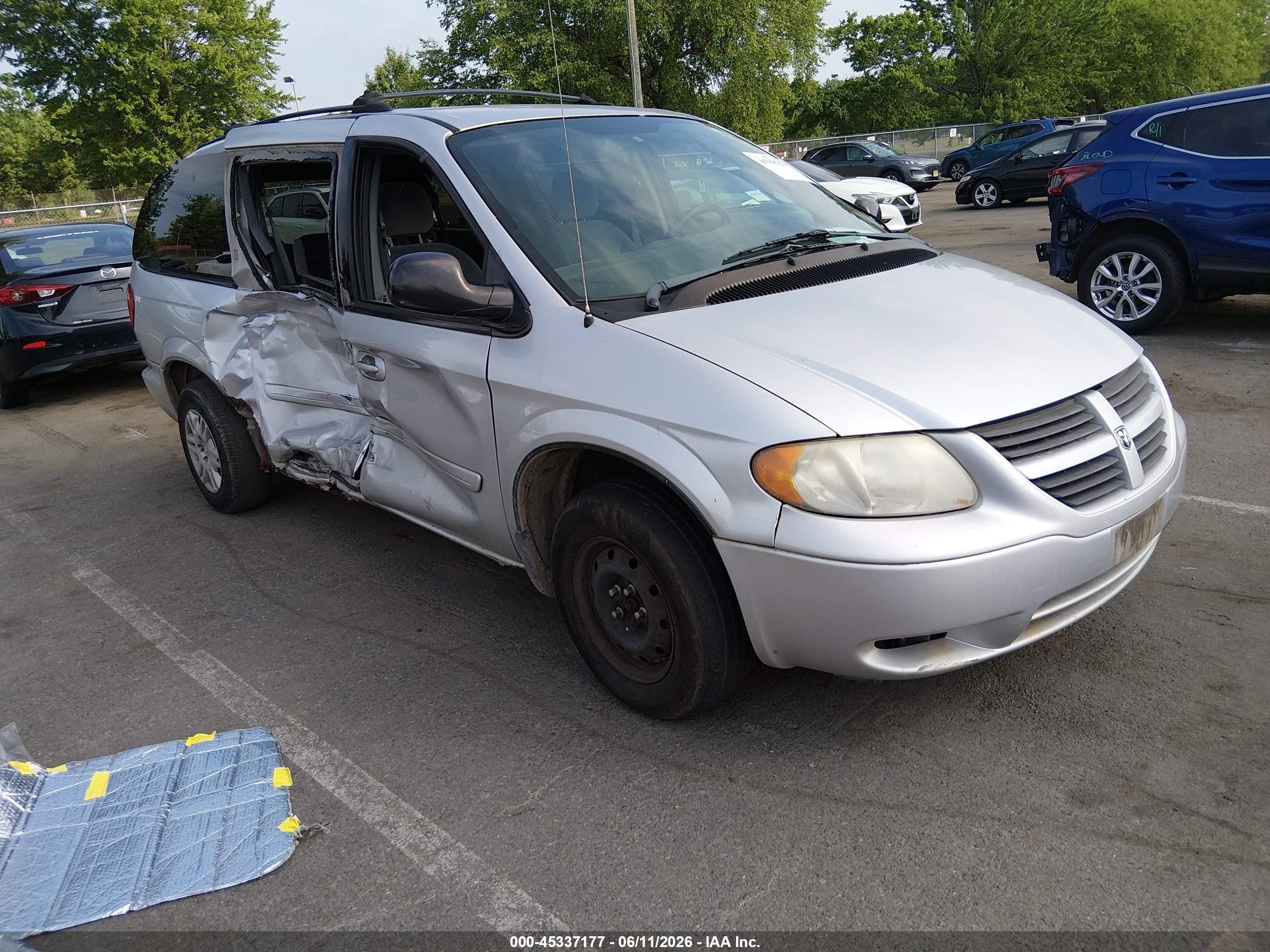 2005 Dodge Caravan SE, VIN 2D4GP24R05R144534 — Side