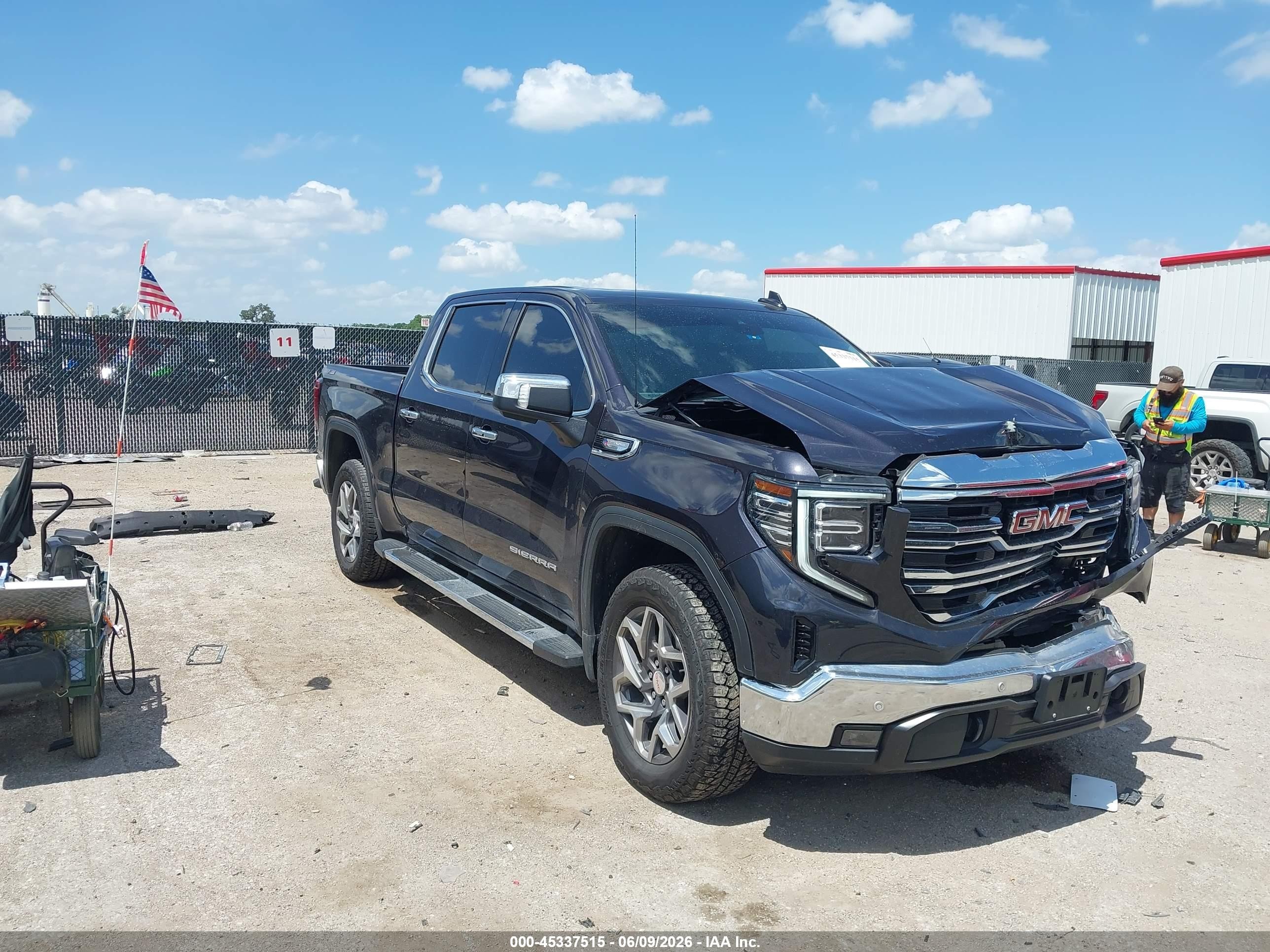 2025 GMC Sierra 1500 SLT, VIN 3GTUUDED9SG304032 — Перед