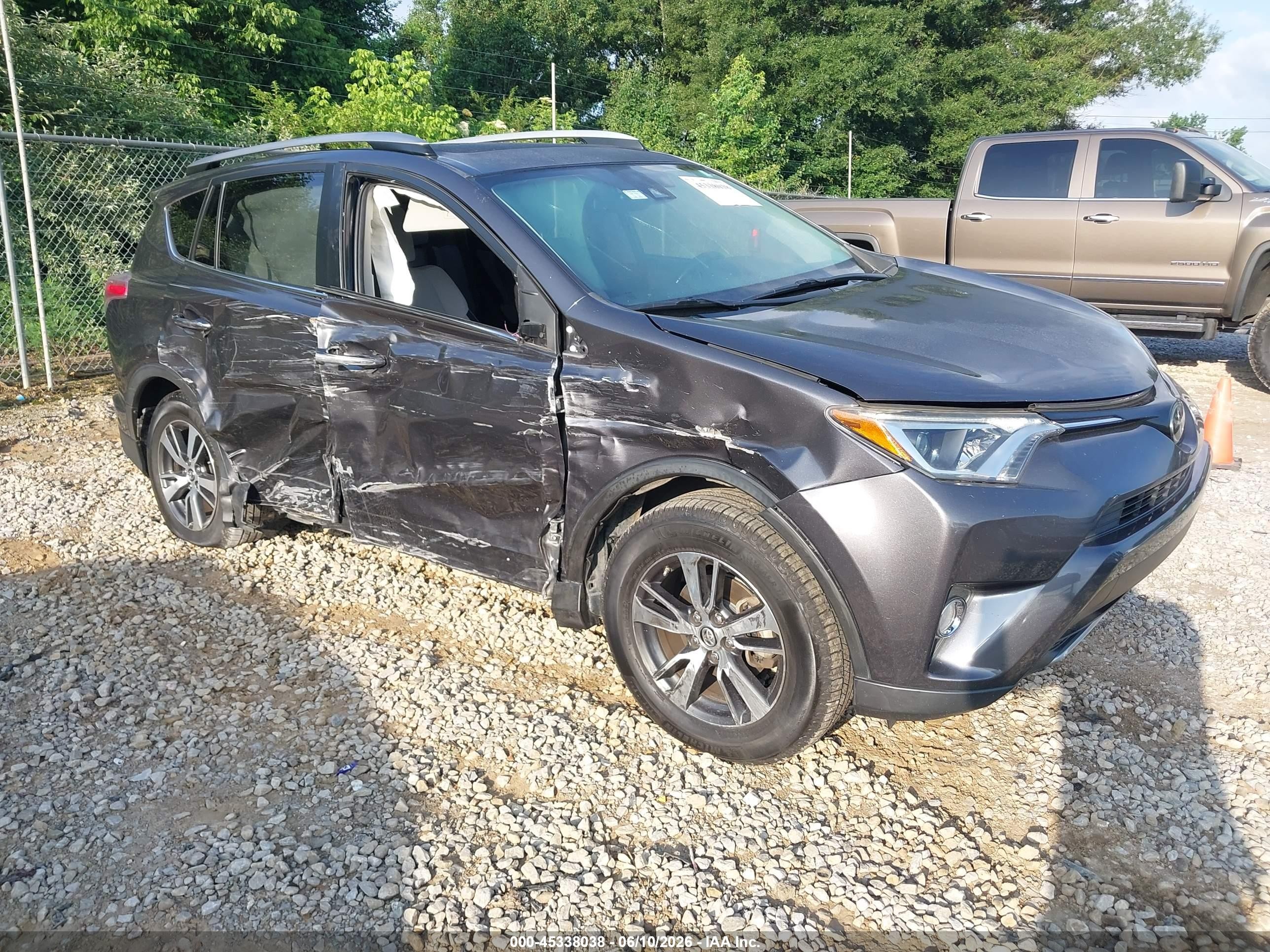 2018 Toyota RAV4 XLE, VIN JTMWFREV7JJ199500 — Side
