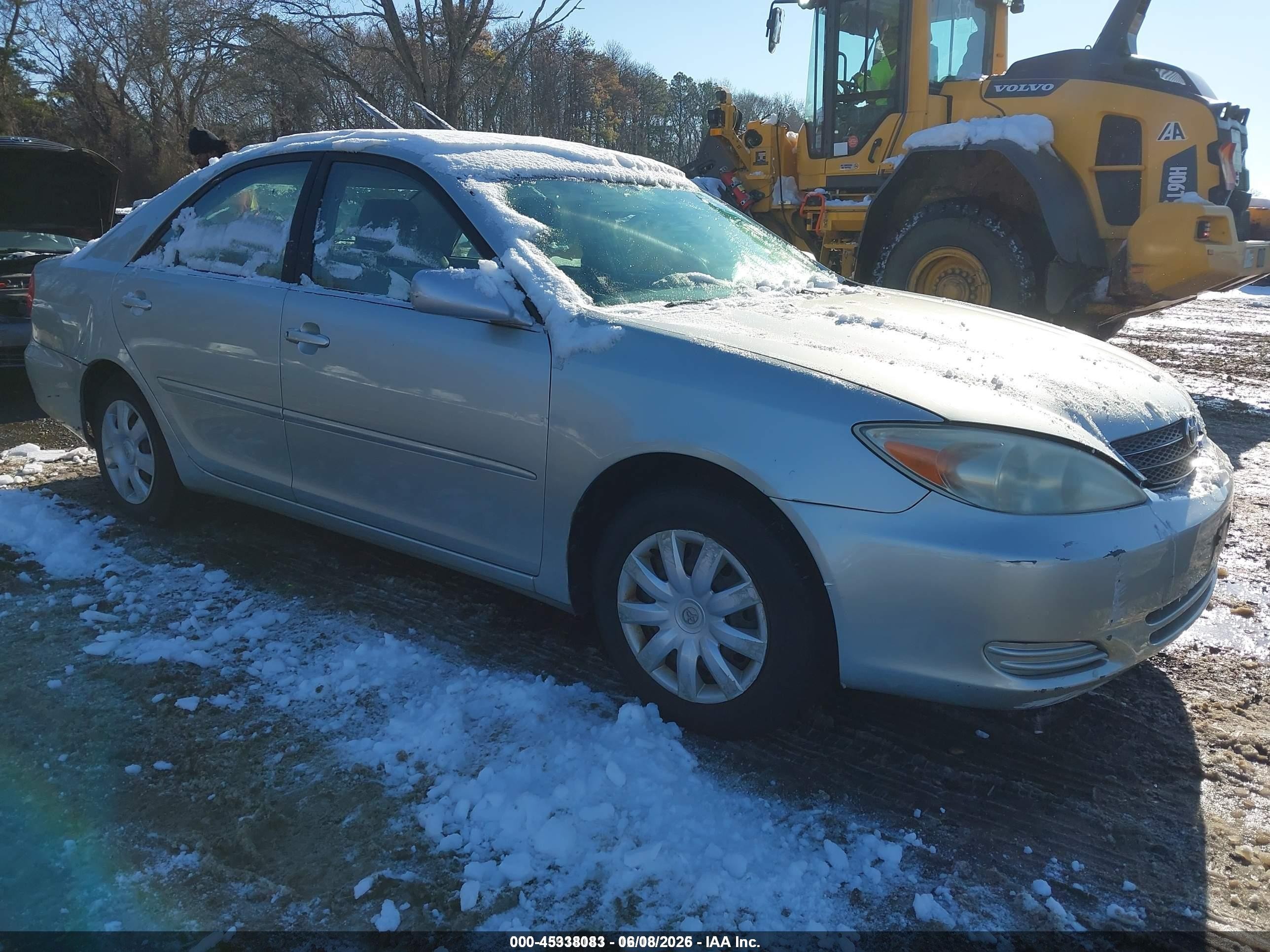 2004 Toyota Camry LE, VIN JTDBE32K140248404 — Front end