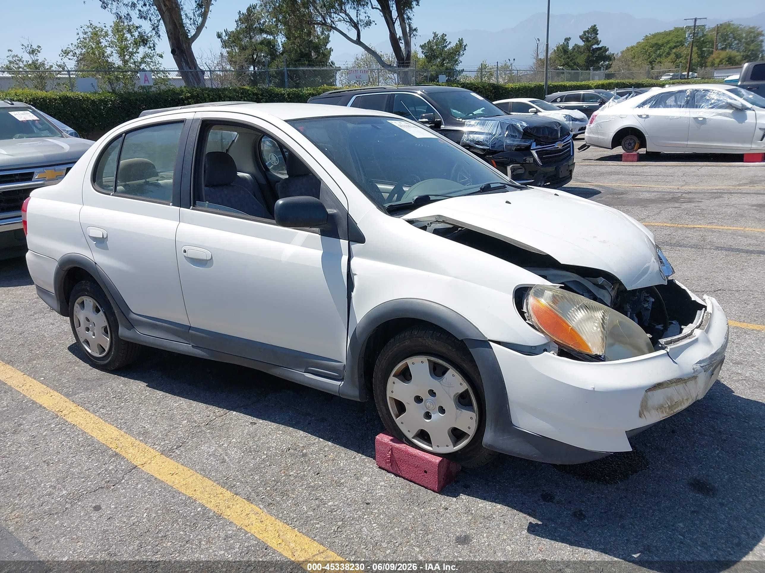 2001 Toyota ECHO, VIN JTDBT123410158274 — Перед