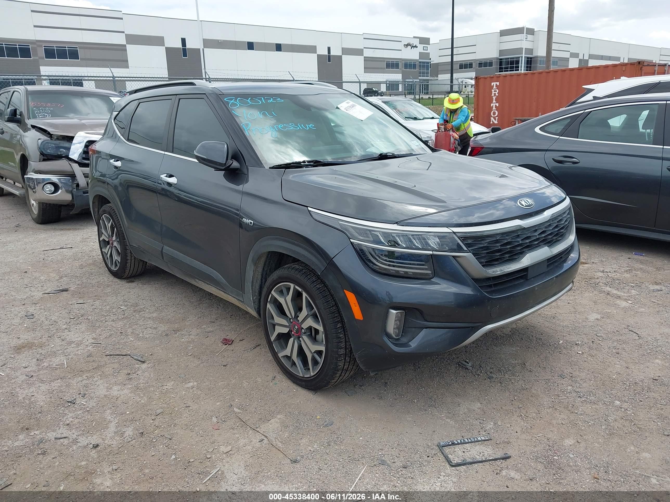 2021 Kia Seltos SX, VIN KNDETCA22M7150011 — Side