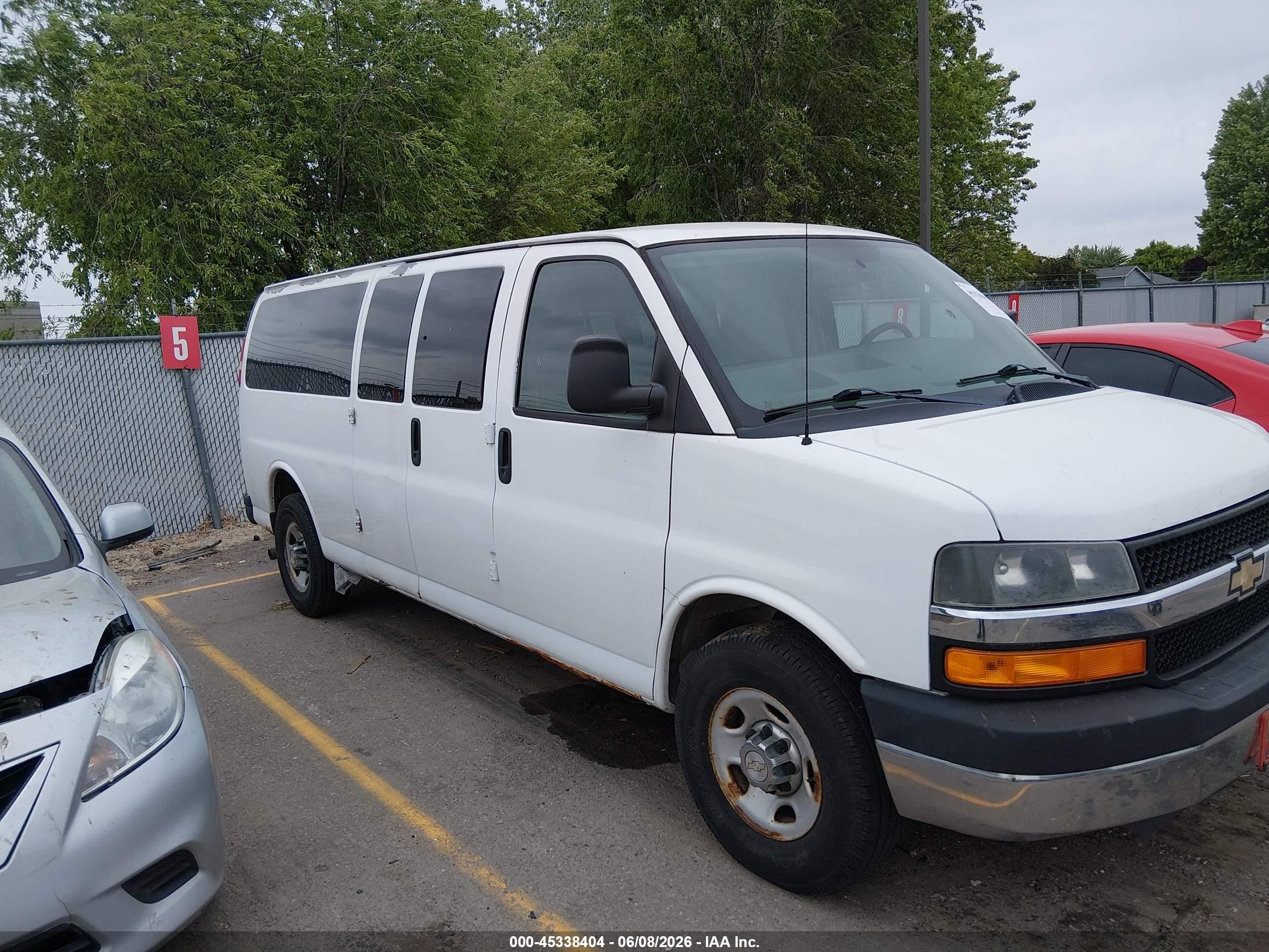 2011 Chevrolet Express Passenger 1LT, VIN 1GAZG1FG6B1126396 — Normal wear