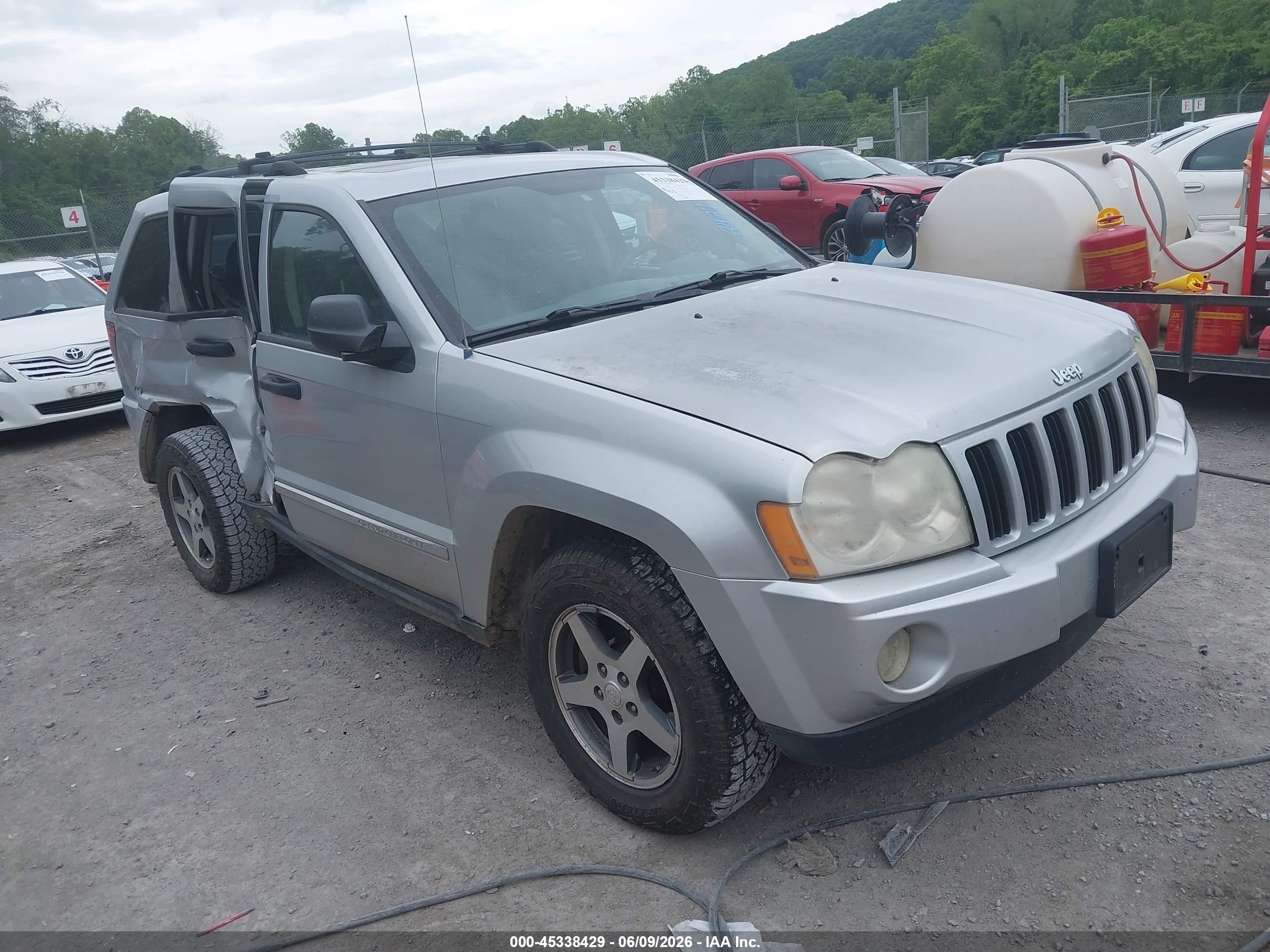 2005 Jeep Grand Cherokee Laredo, VIN 1J4HR48N25C652246 — Side