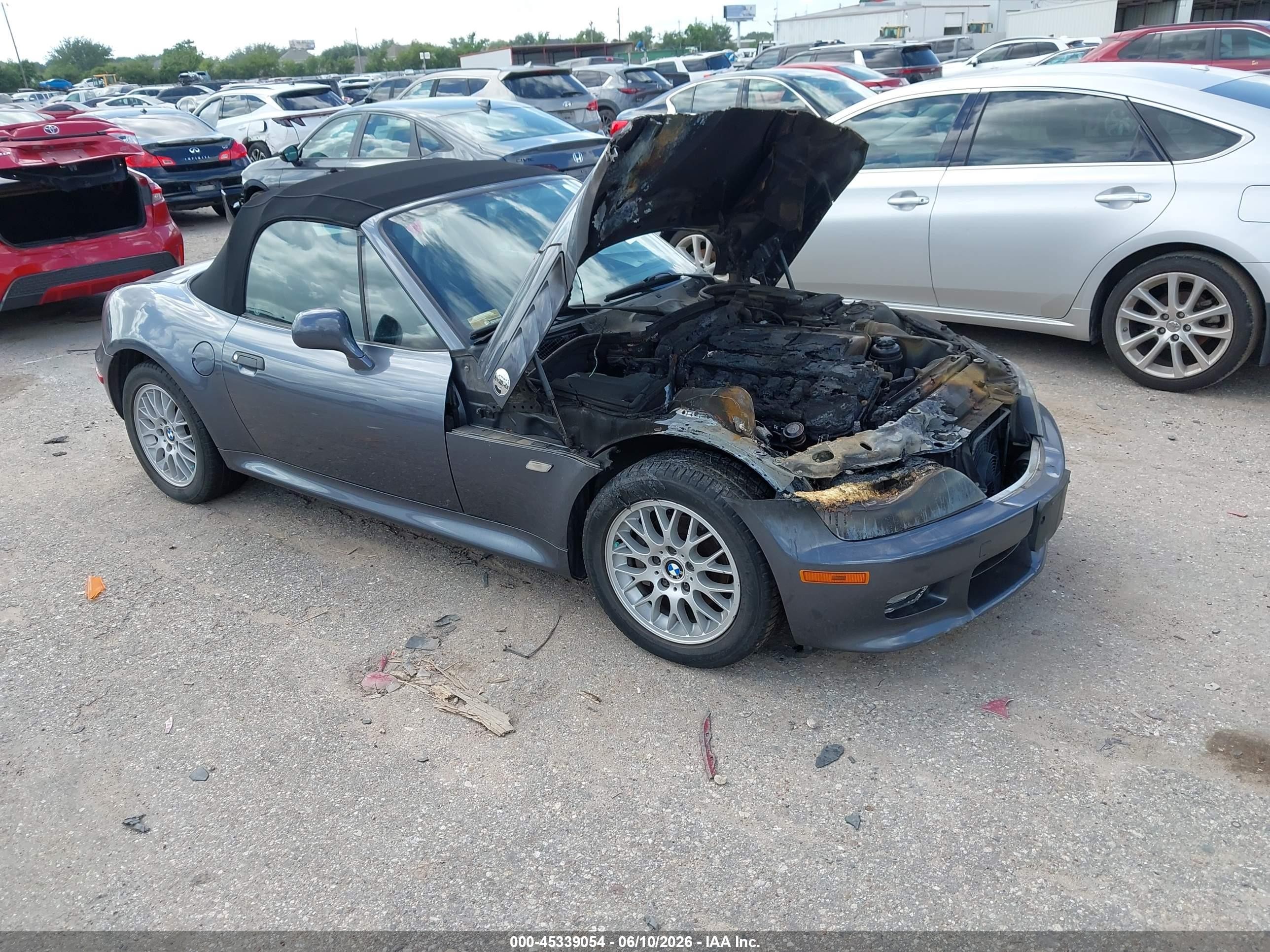 2000 BMW Z3, VIN WBACH3349YLF72006 — Пожар в моторном отсеке