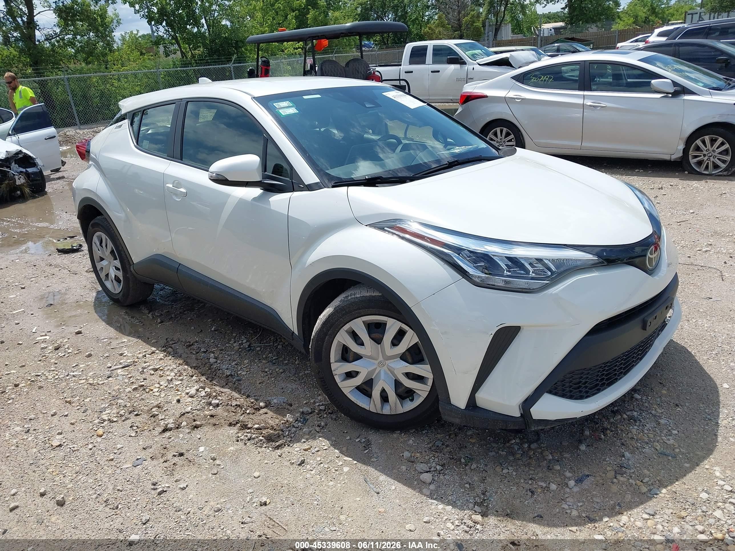 2021 Toyota C-HR XLE, VIN JTNKHMBX6M1117001 — Бок