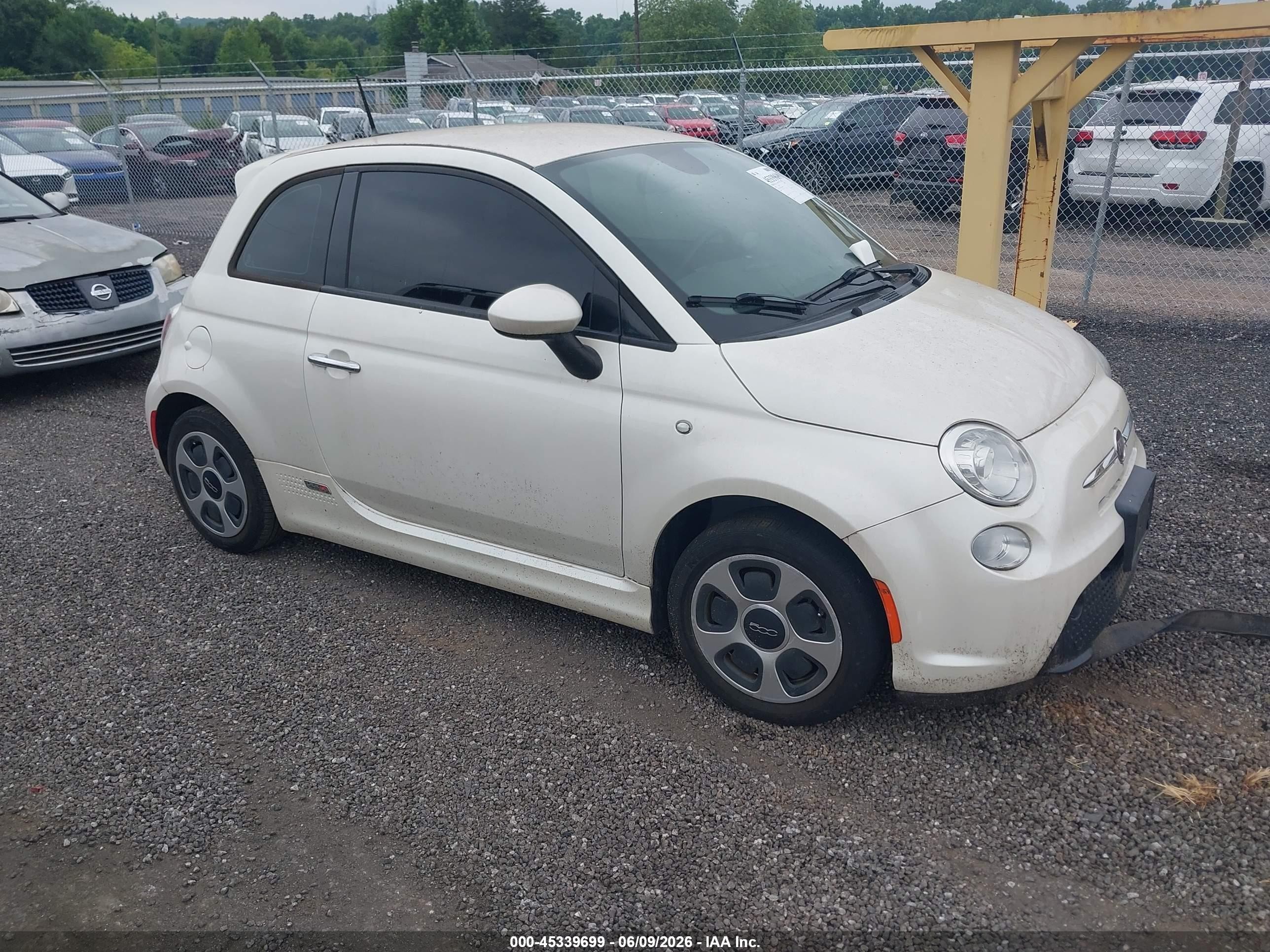 2014 FIAT 500e, VIN 3C3CFFGE3ET244952 — Normal wear