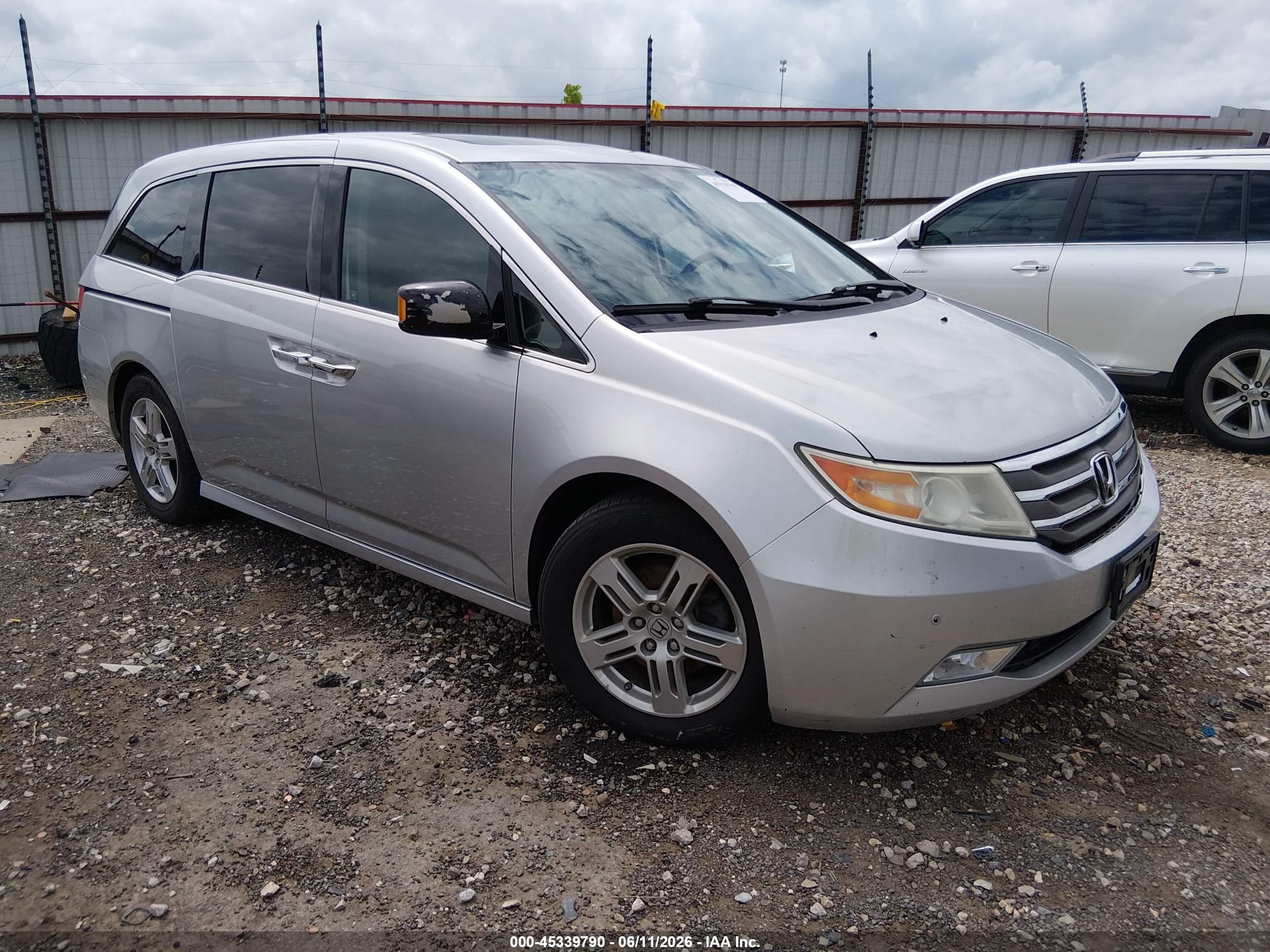 2012 Honda Odyssey Touring, VIN 5FNRL5H94CB083856 — Side