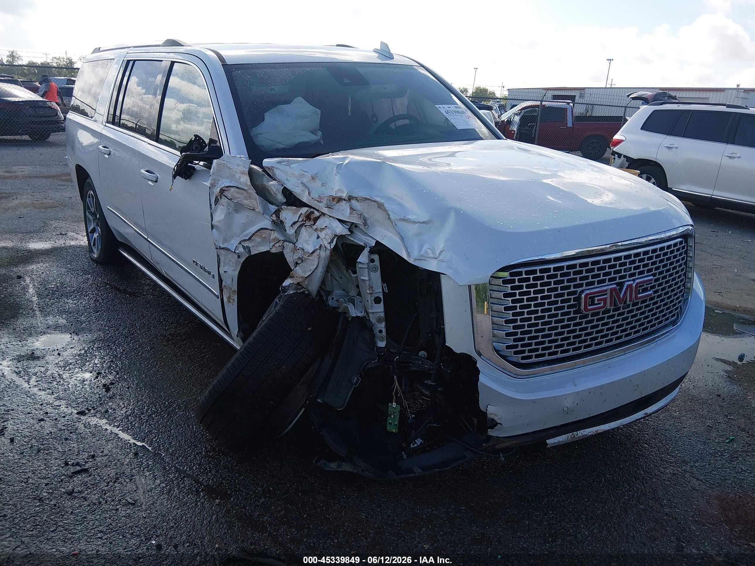 2016 GMC Yukon XL Denali, VIN 1GKS2HKJ8GR140962 — Front end