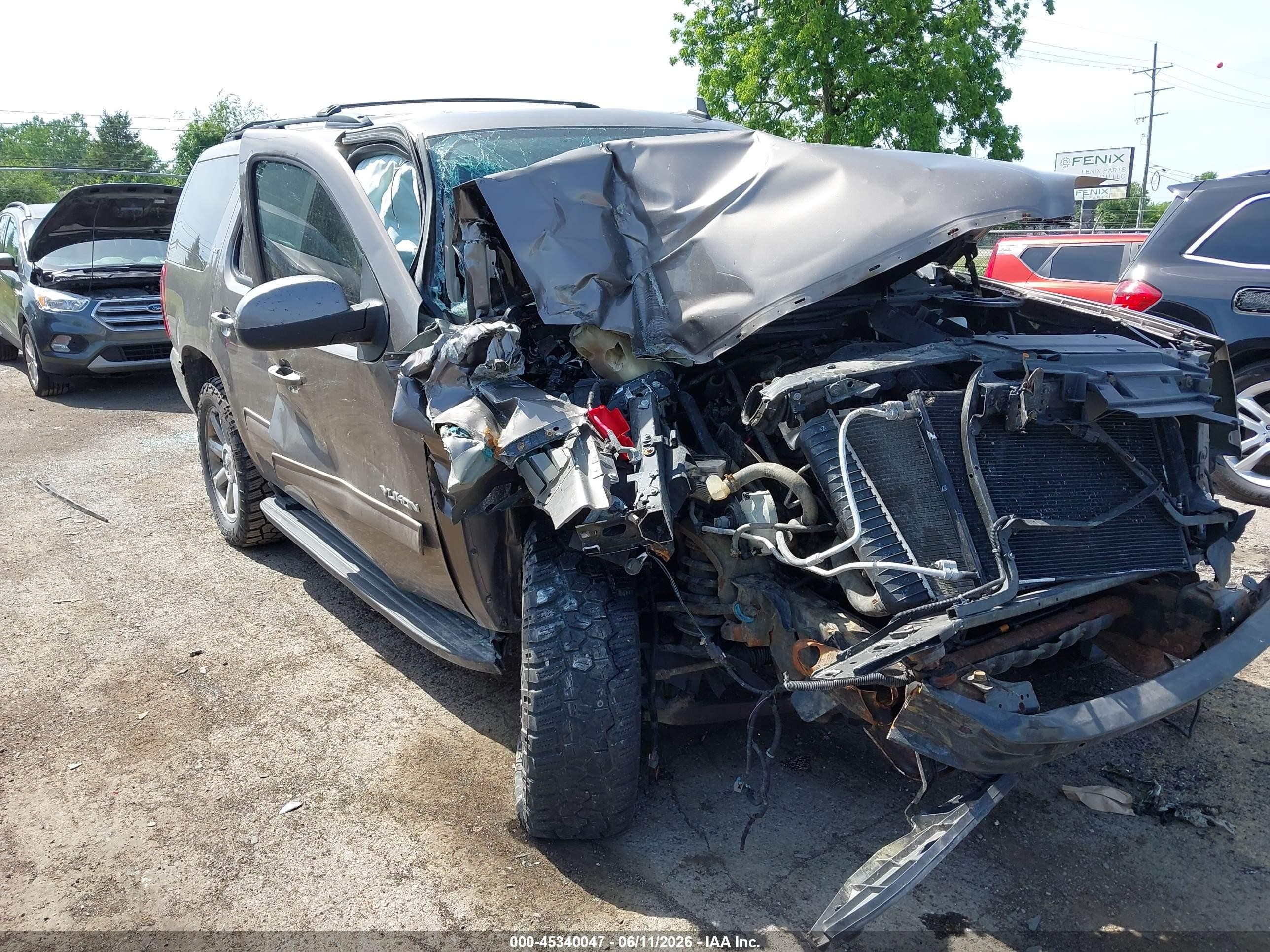 2014 GMC Yukon SLT, VIN 1GKS2CE01ER204696 — Front end