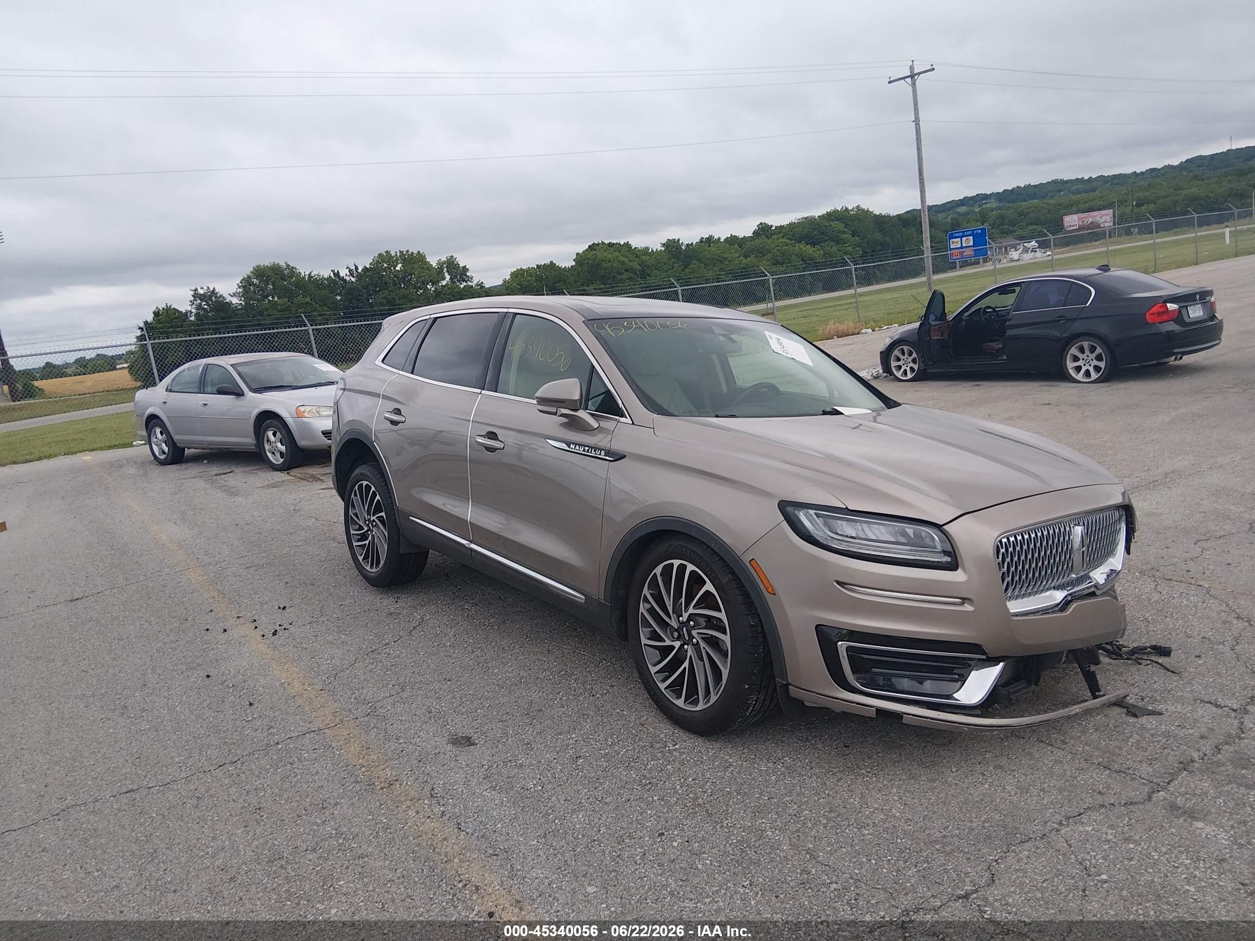 2020 Lincoln Nautilus Reserve, VIN 2LMPJ8K98LBL23284 — Front end
