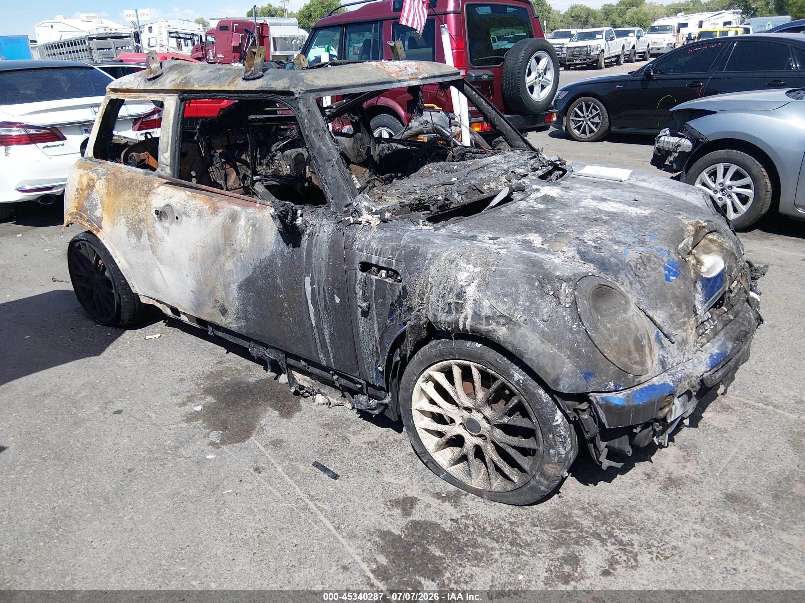 2005 MINI Hardtop S, VIN WMWRE33475TD93493 — Пожар