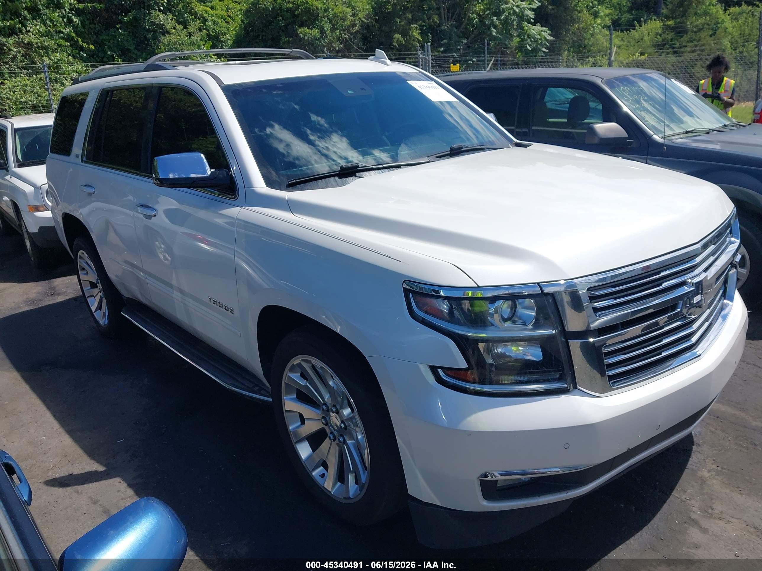 2016 Chevrolet Tahoe LTZ, VIN 1GNSKCKCXGR296380 — Бок