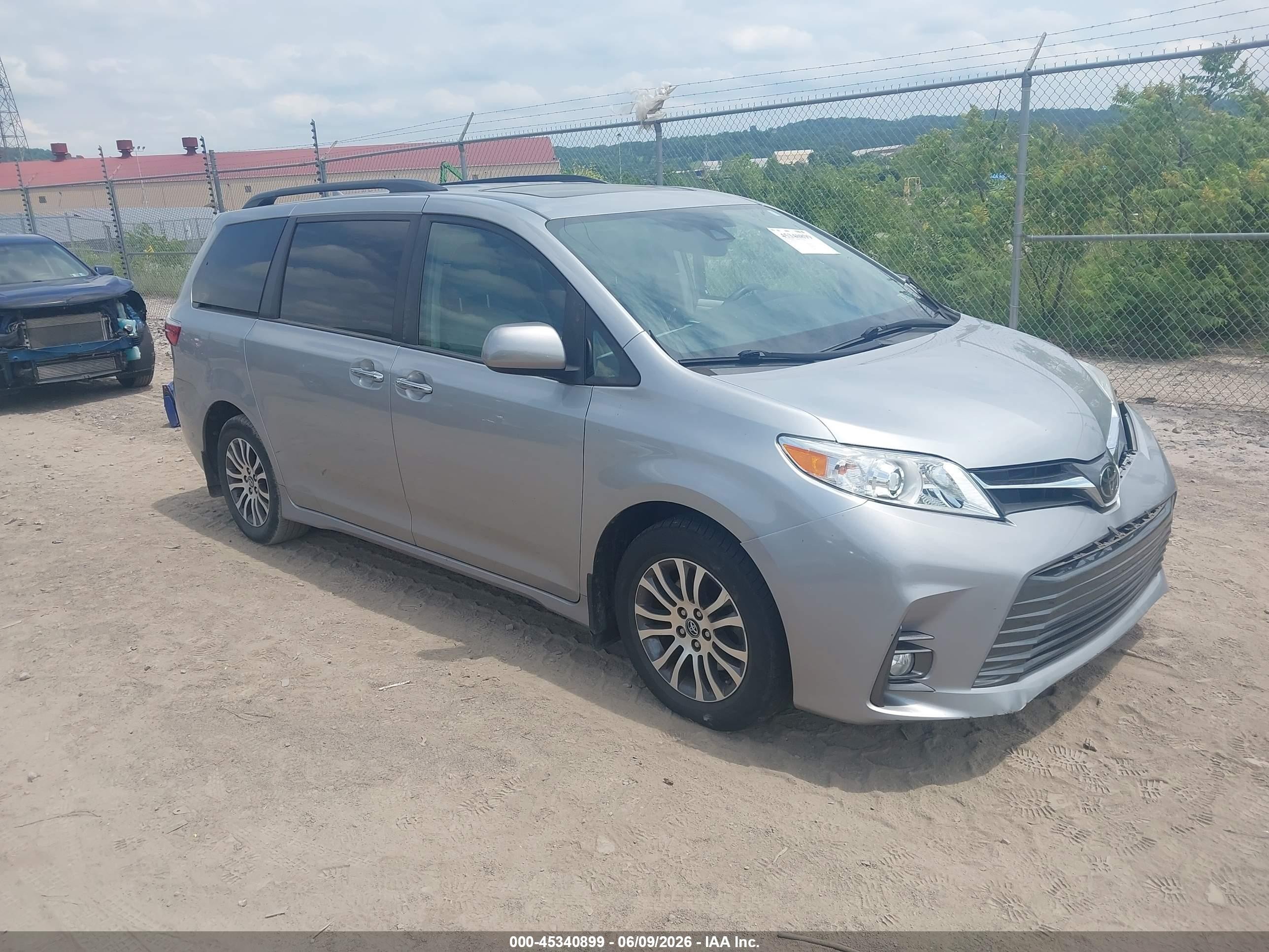 2018 Toyota Sienna XLE, VIN 5TDYZ3DC4JS947670 — Side