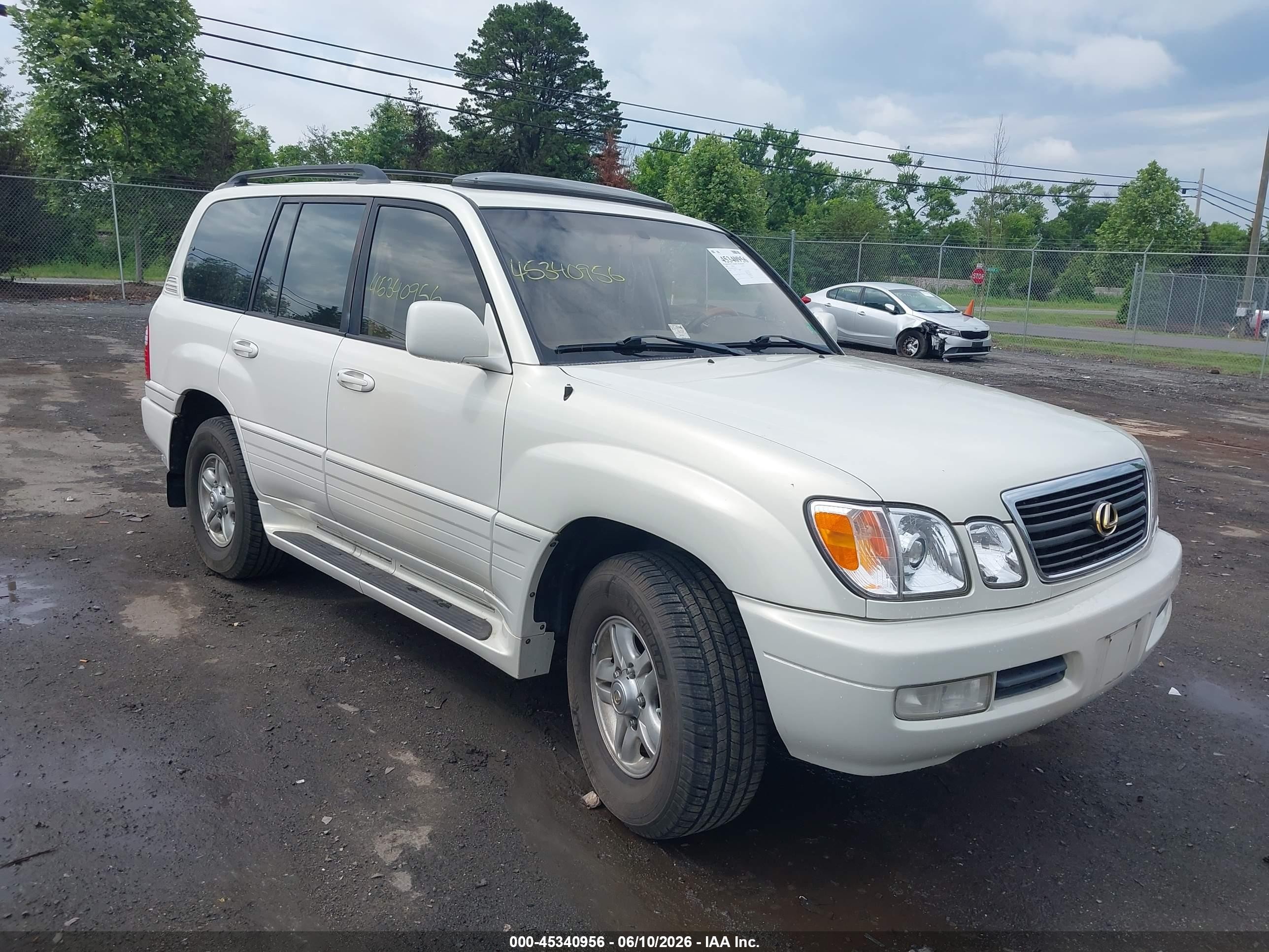 2002 Lexus LX 470, VIN JTJHT00W423517461 — Rear end