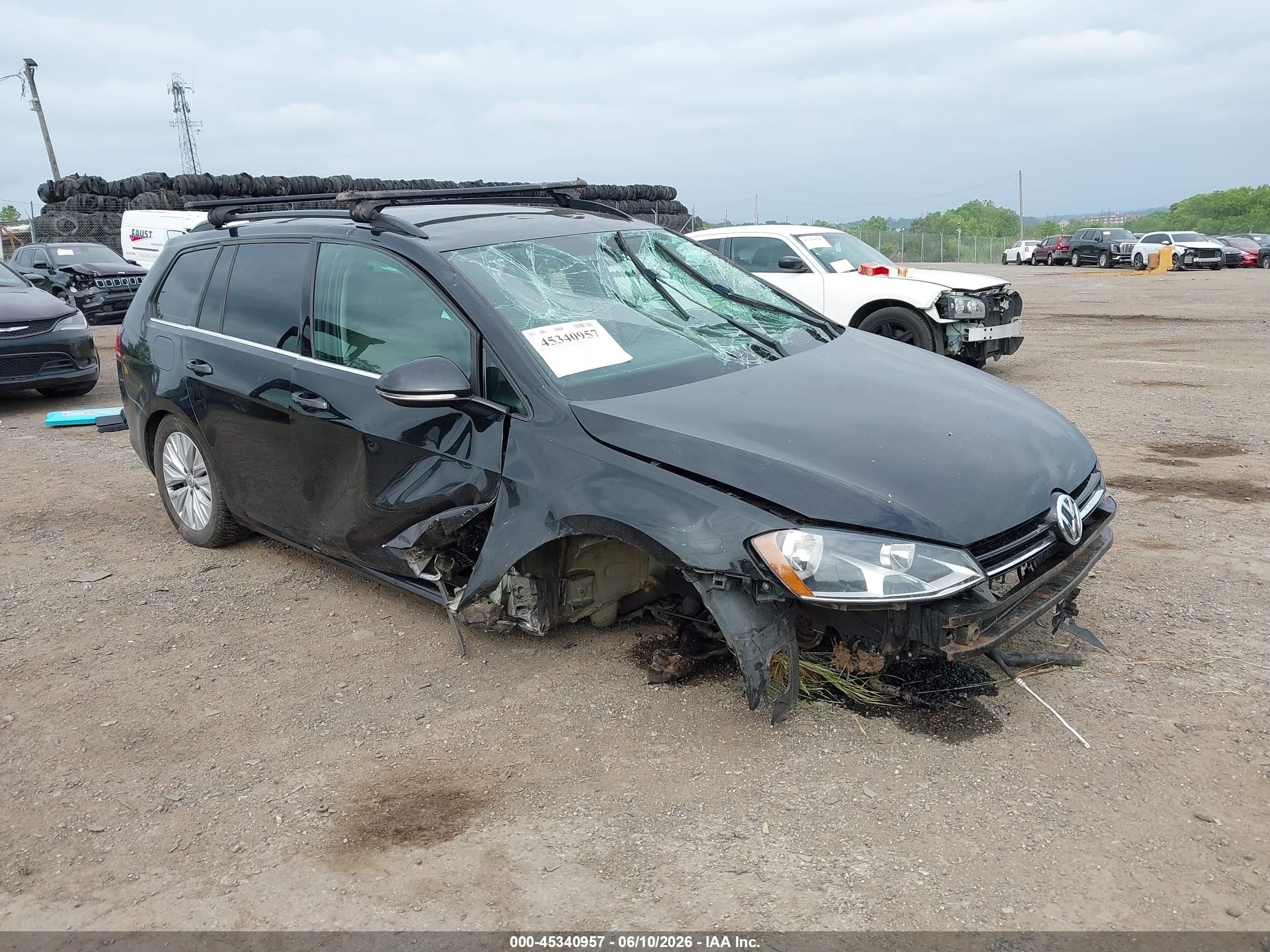 2015 Volkswagen Golf S, VIN 3VWFA7AU2FM516641 — Front end