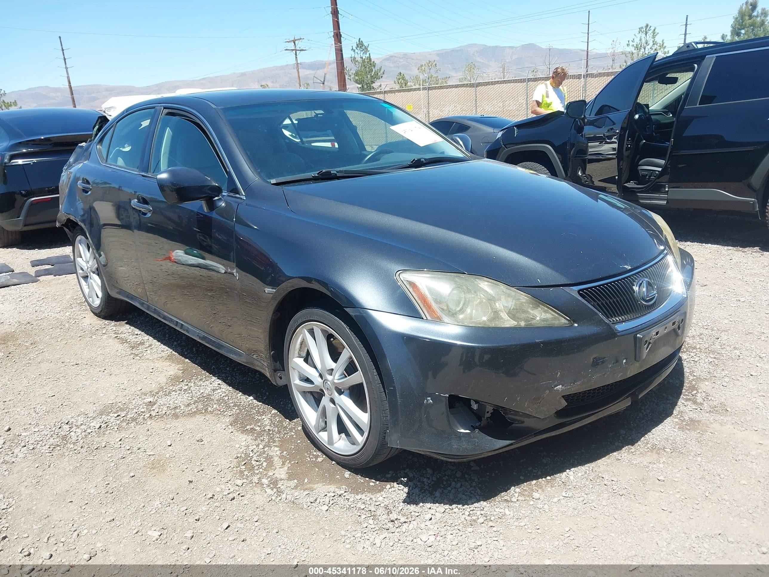 2006 Lexus IS 350, VIN JTHBE262X65010494 — Зад