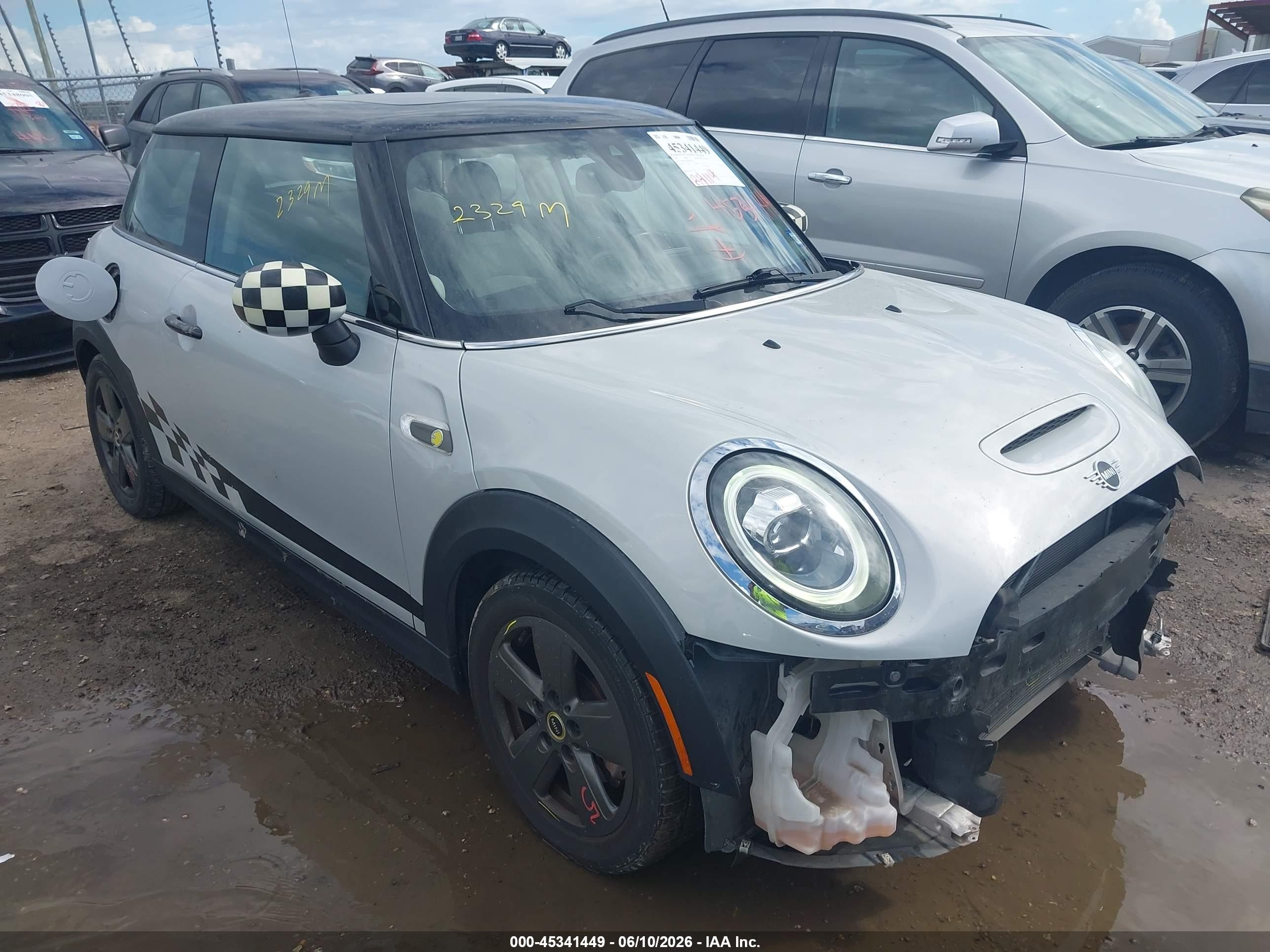 2020 MINI Hardtop Cooper SE, VIN WMWXP3C06L2M43671 — Перед
