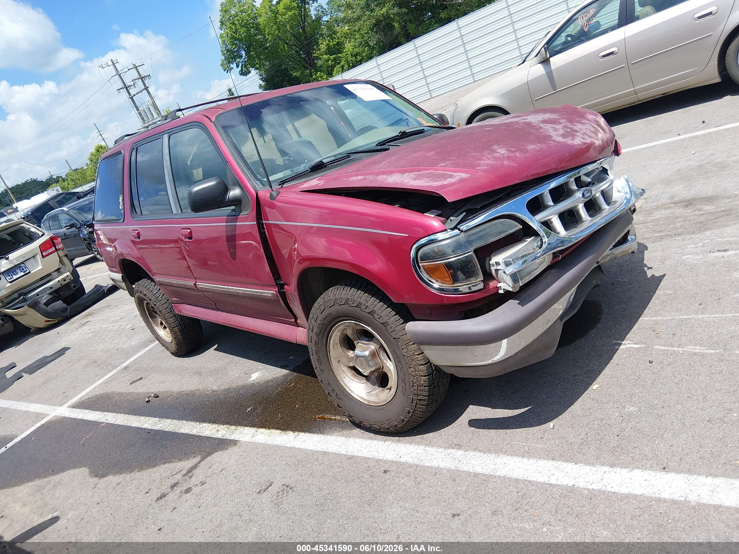 1996 Ford Explorer XL, VIN 1FMDU34XXTUB57669 — Front end
