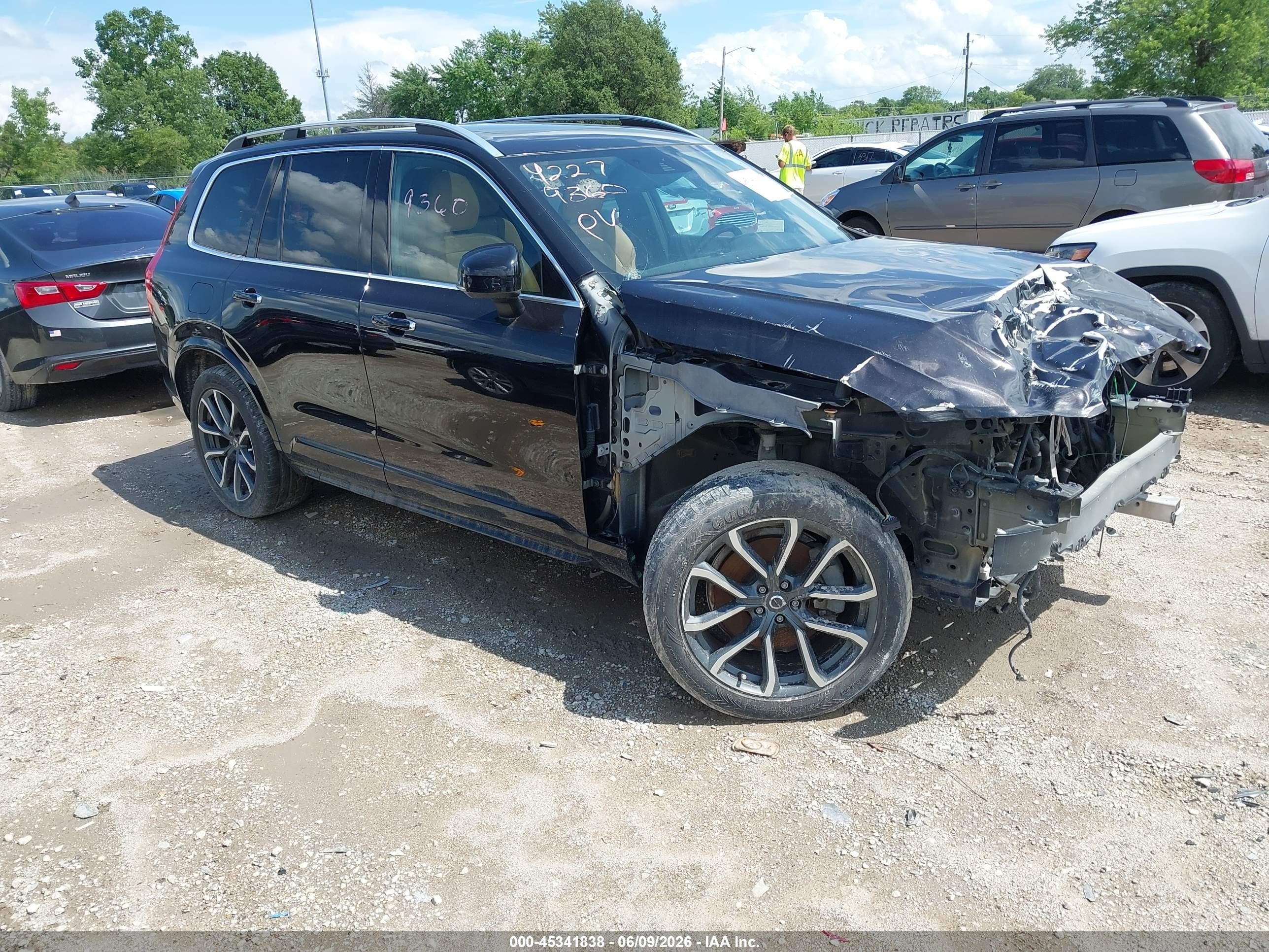 2016 Volvo XC90 T6 Momentum, VIN YV4A22PK6G1029537 — Front end