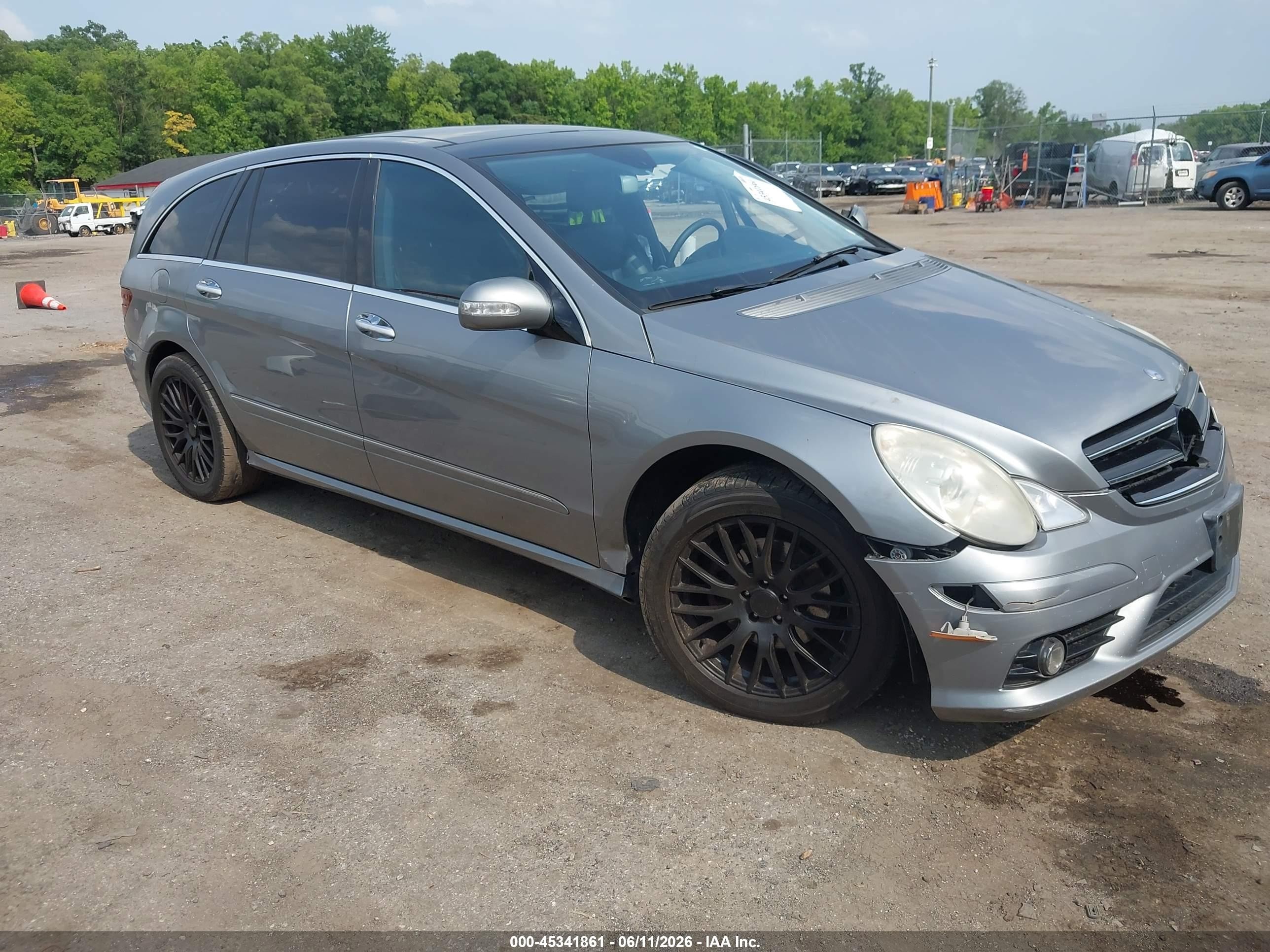 2010 Mercedes-Benz R 350, VIN 4JGCB6FB1AA102272 — Side
