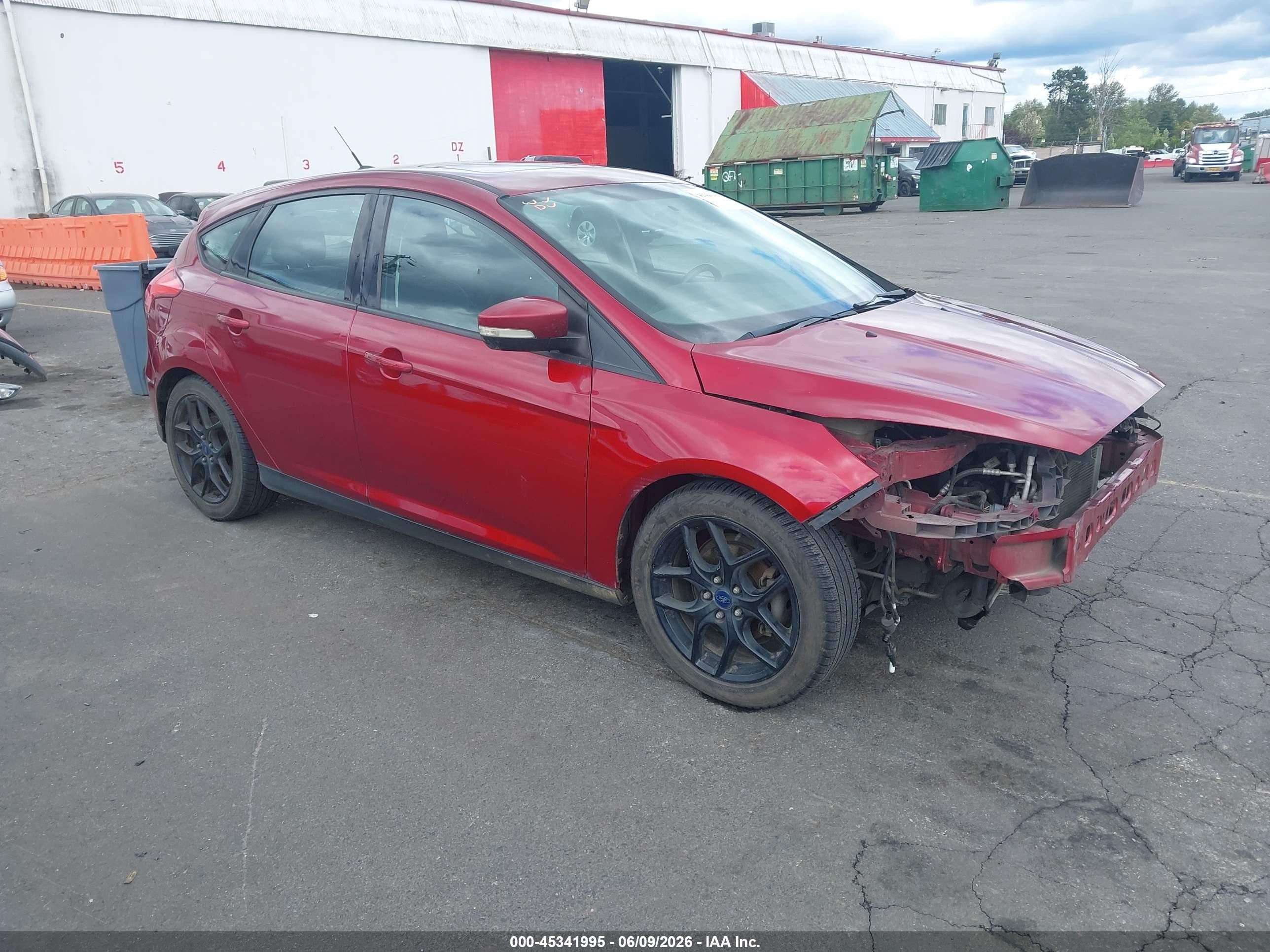 2016 Ford Focus SE, VIN 1FADP3K24GL247310 — Front end