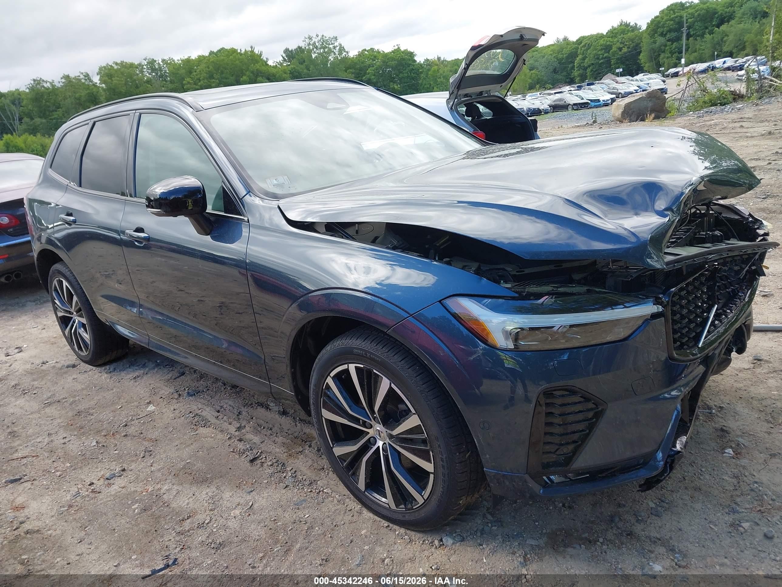 2024 Volvo XC60 Plus Dark Theme, VIN YV4L12RL8R1840860 — Перед