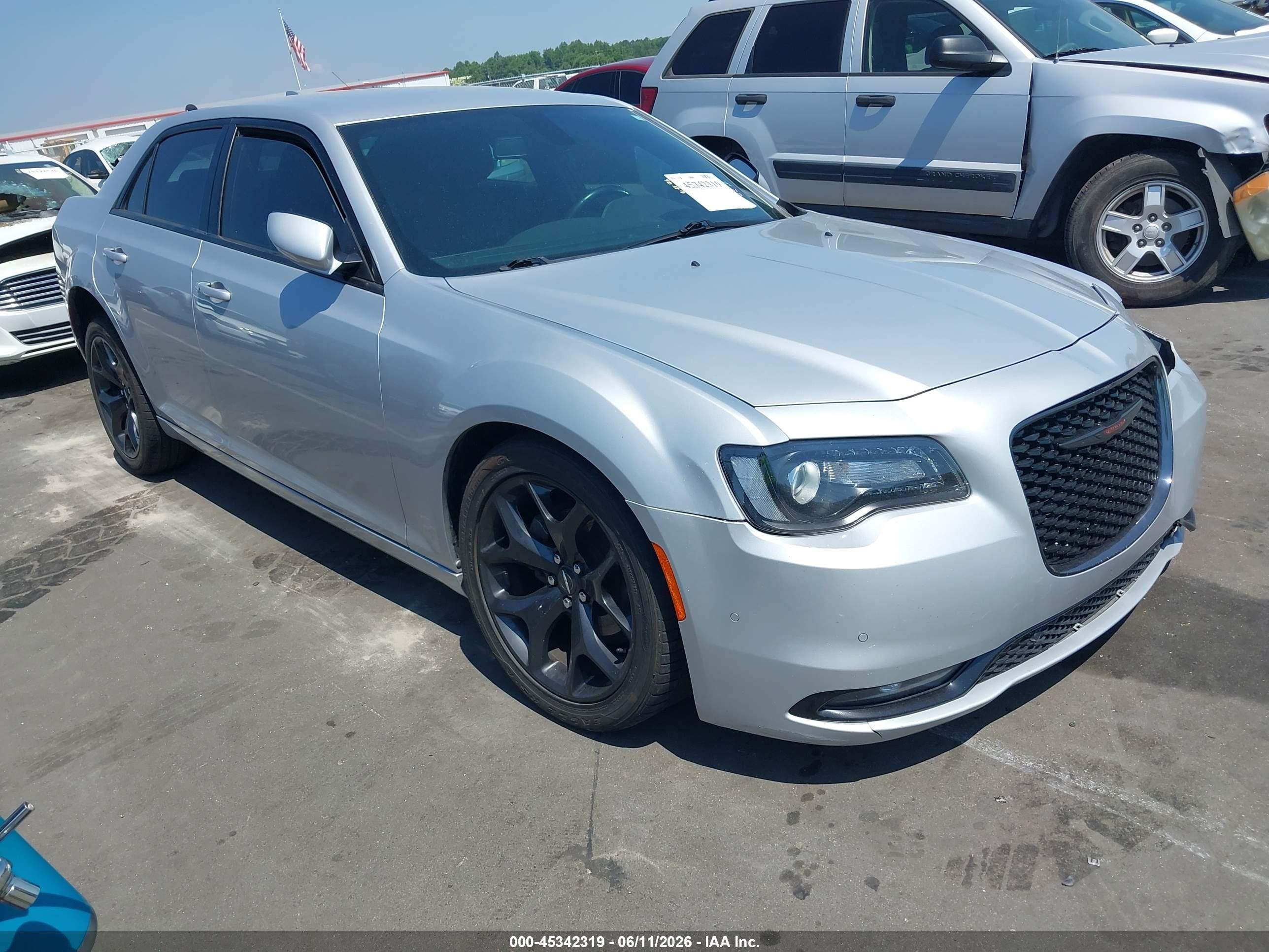 2021 Chrysler 300 S, VIN 2C3CCABGXMH629680 — Перед