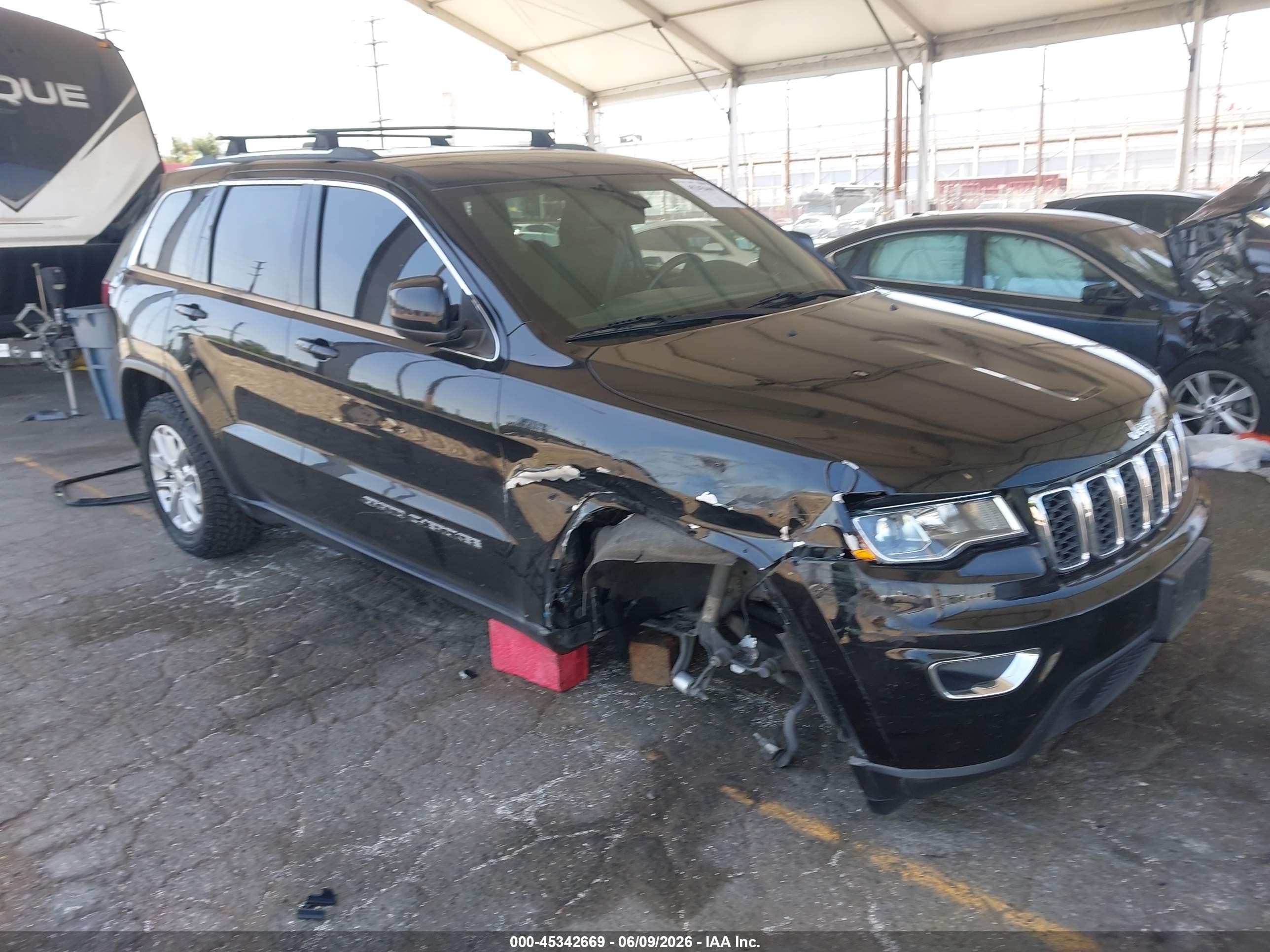 2021 Jeep Grand Cherokee Laredo E, VIN 1C4RJEAG1MC738925 — Front end