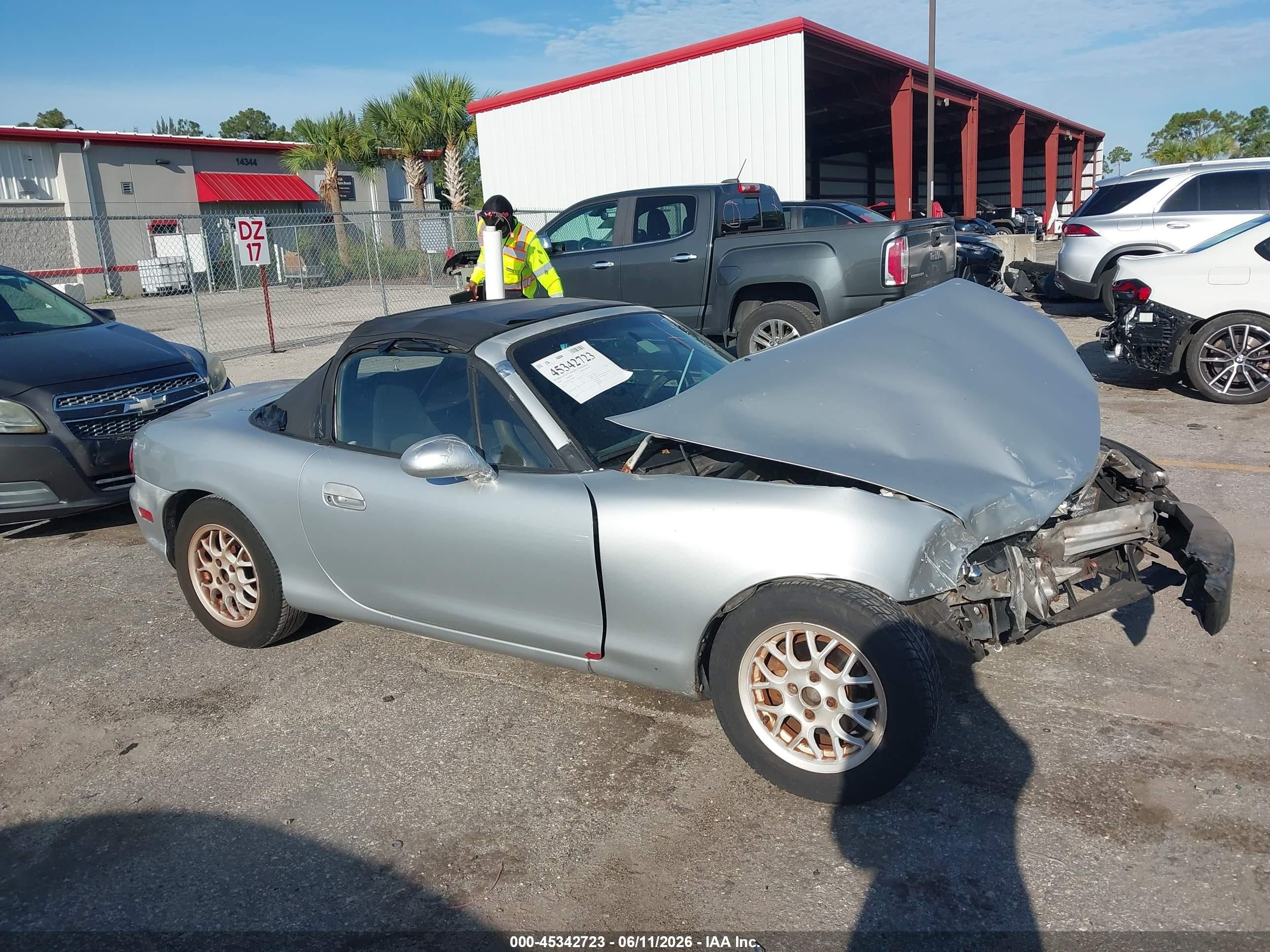 1999 Mazda MX-5 Miata, VIN JM1NB3530X0100971 — Front end