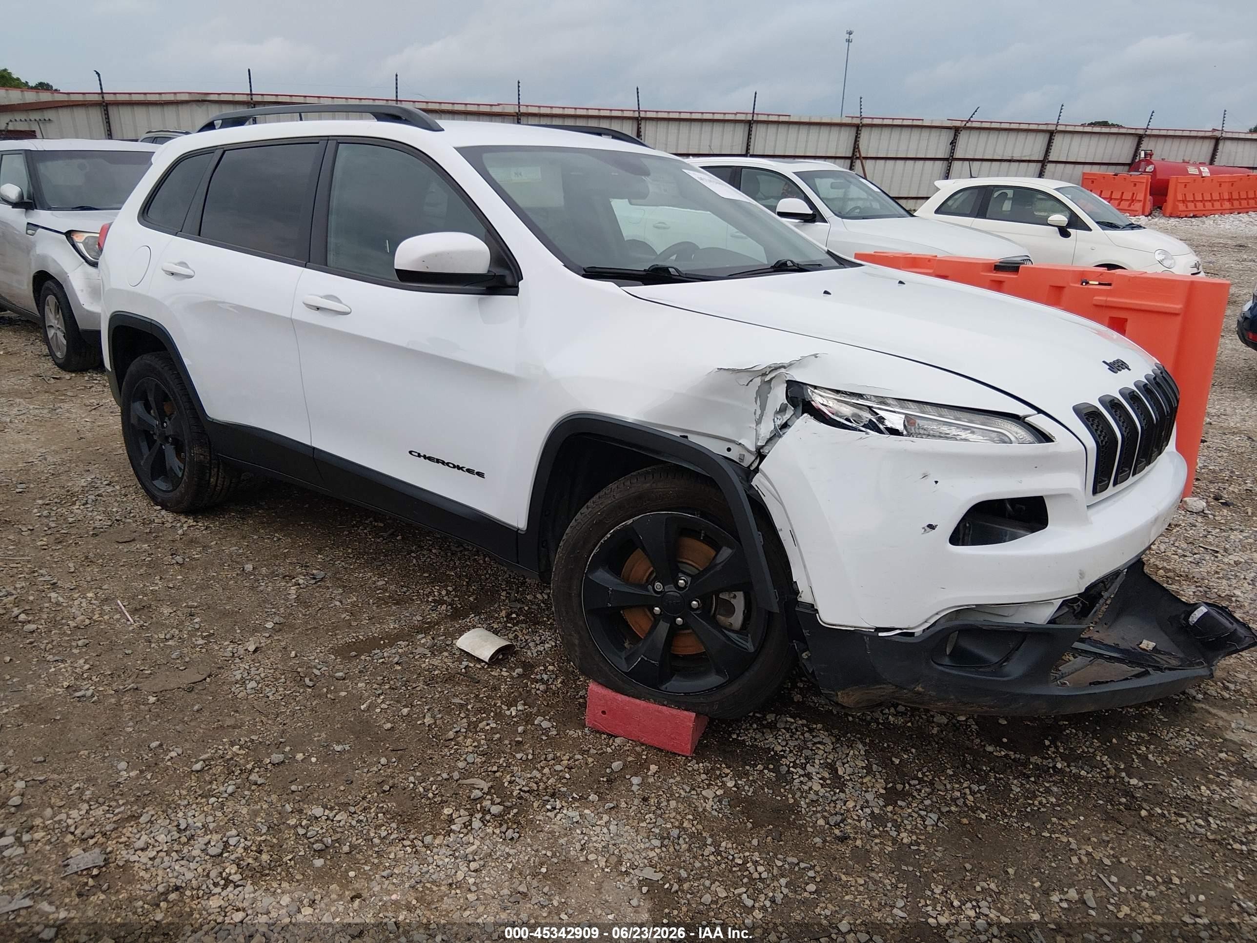 2016 Jeep Cherokee Latitude, VIN 1C4PJLCB8GW207267 — Front end