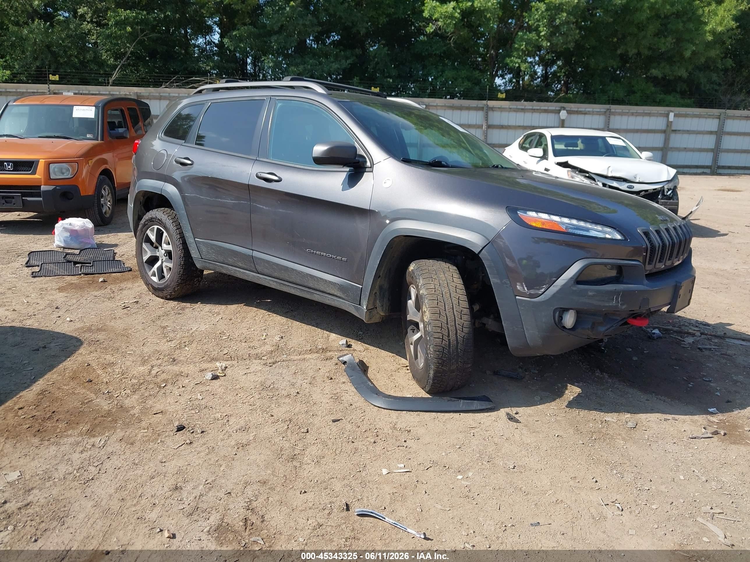2014 Jeep Cherokee Trailhawk, VIN 1C4PJMBSXEW310307 — Бок