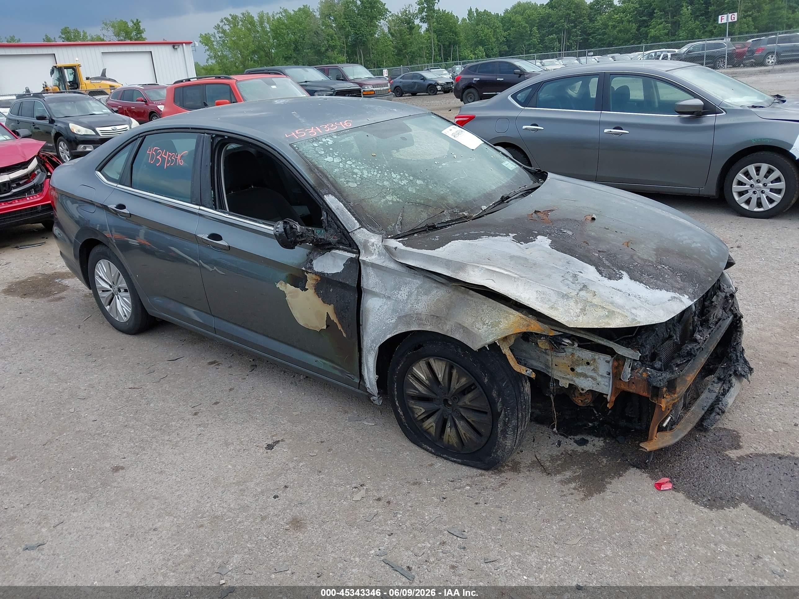 2019 Volkswagen Jetta S, VIN 3VWN57BUXKM090190 — Пожар в моторном отсеке