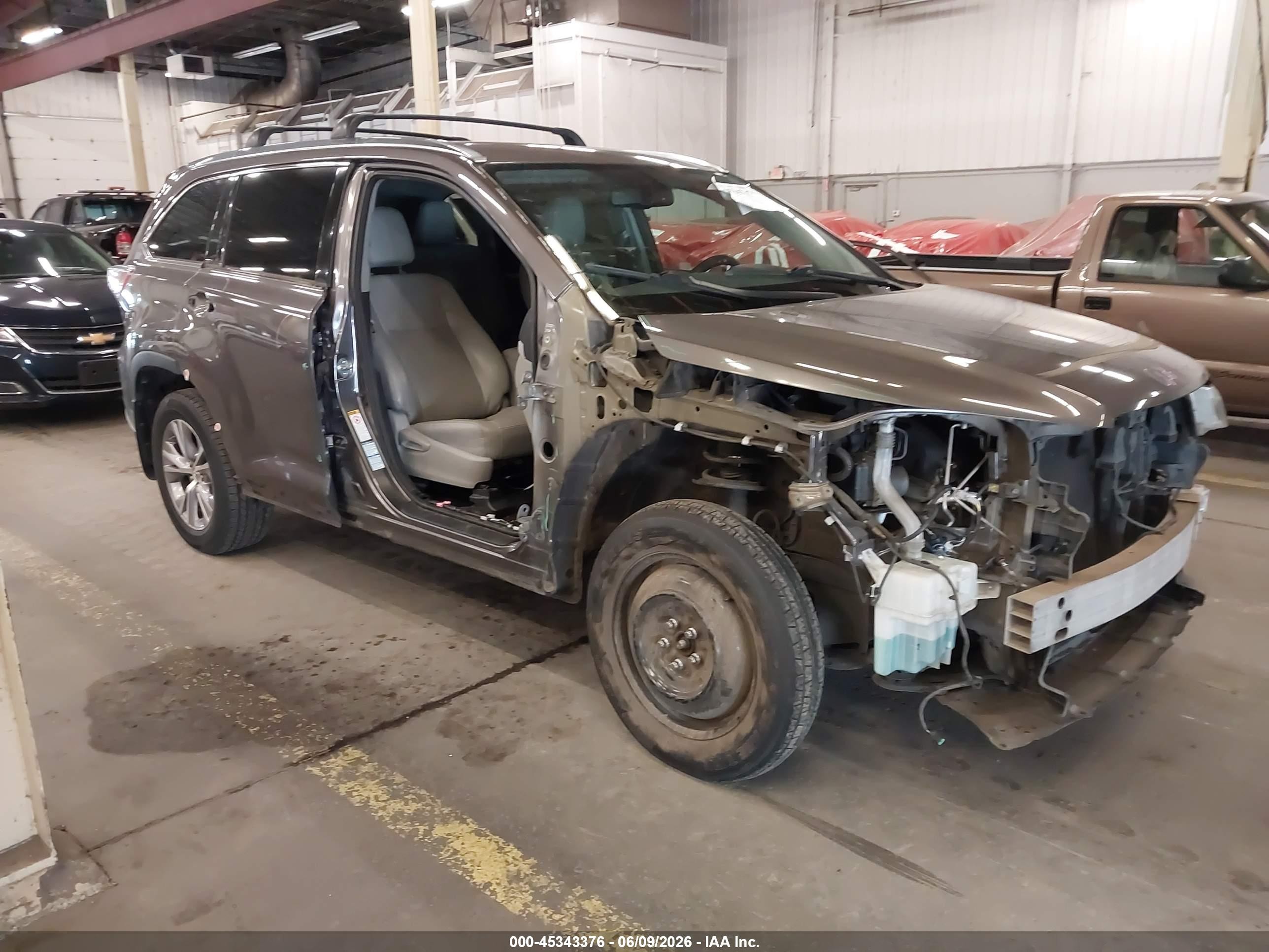 2015 Toyota Highlander XLE, VIN 5TDJKRFH8FS158513 — Front end