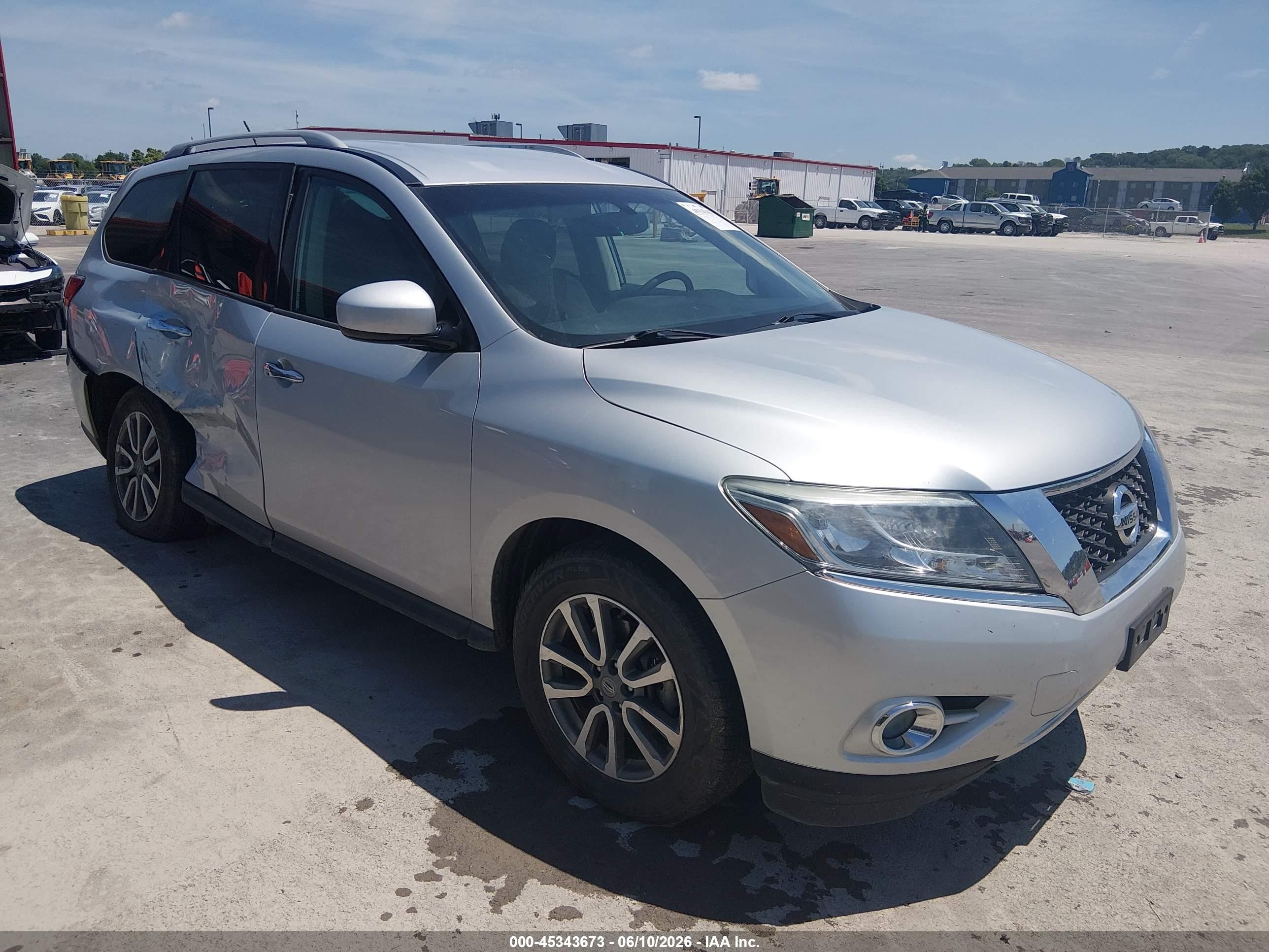2016 Nissan Pathfinder Platinum, VIN 5N1AR2MM6GC648370 — Rear end