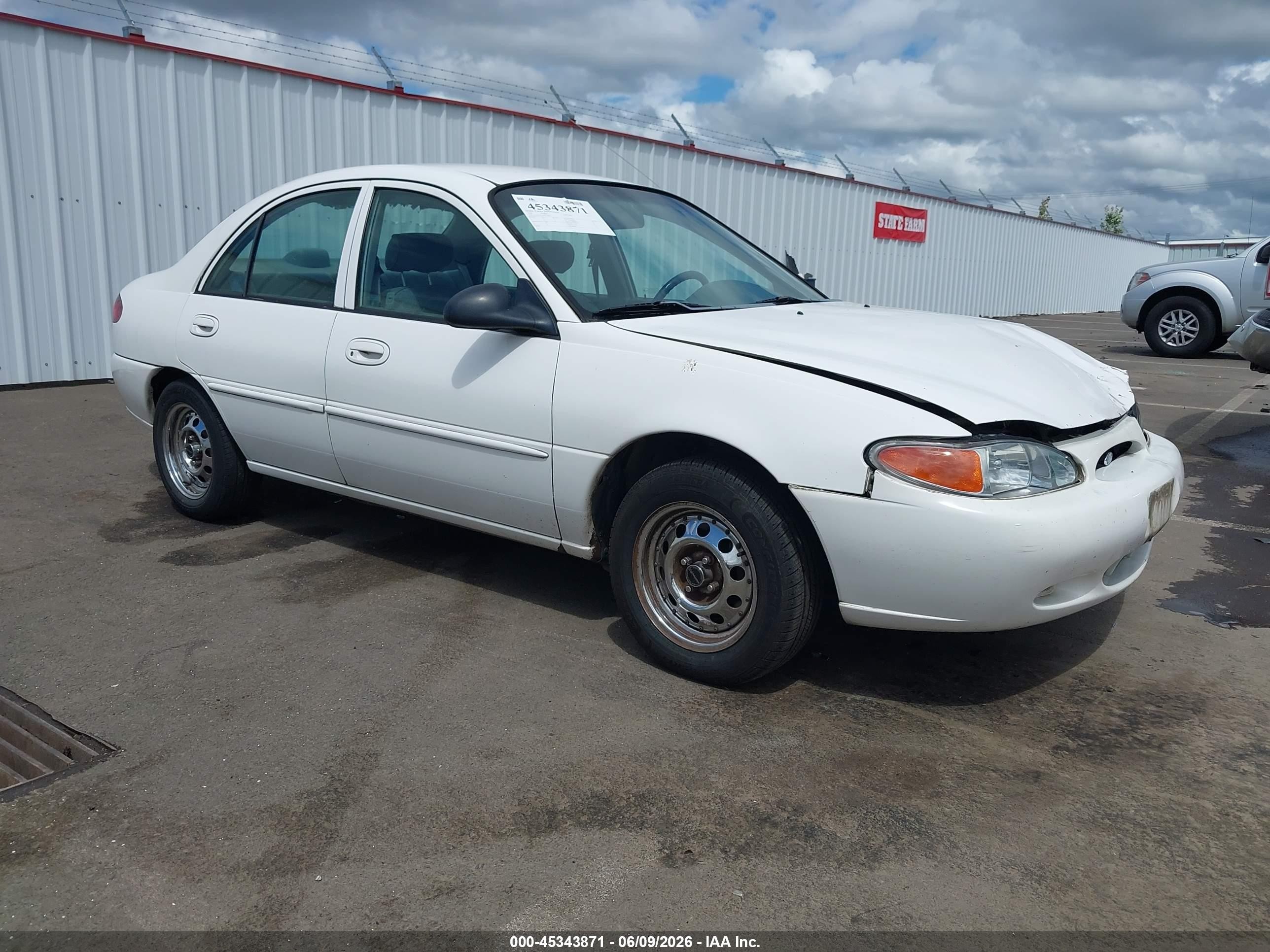 1998 Ford Escort SE, VIN 1FAFP13P7WW128025 — Front end