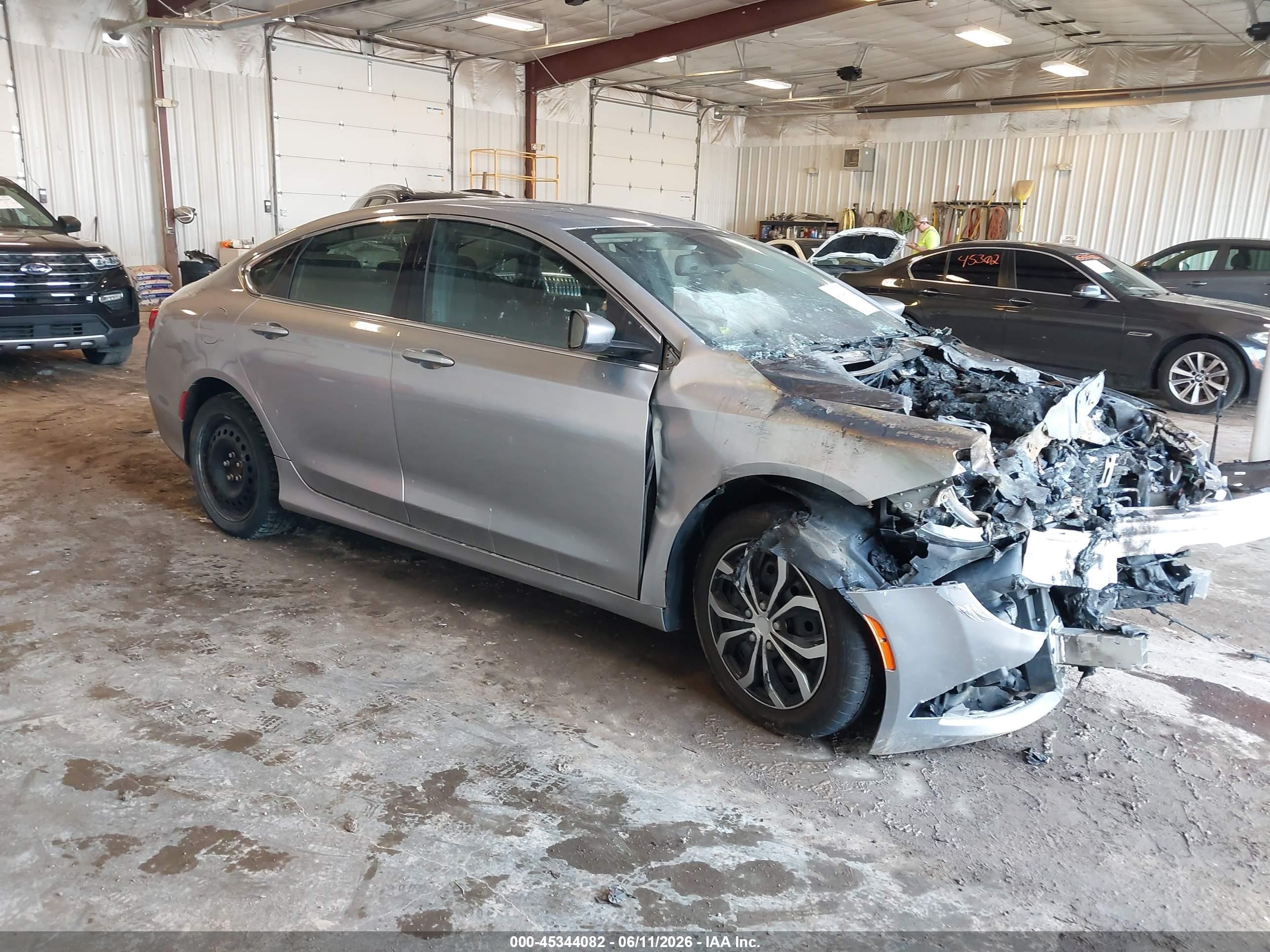 2016 Chrysler 200 Limited Platinum, VIN 1C3CCCAGXGN196810 — Перед